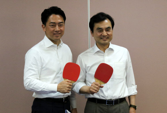 안규백 국방부 장관(오른쪽)과 고이즈미 신지로 일본 방위상이 30일 일본 가나가와현 요코스카시 해상자위대 총감부에서 탁구를 친 후 기념 촬영하고 있다. 2026.1.30 연합뉴스