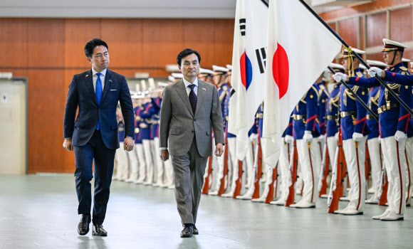 안규백 국방부장관이 30일 일본 해상자위대 요코스카총감부에서 고이즈미 신지로 일본 방위상과 함께 의장대 사열하고 있다. 2026.1.30. 국방부 제공