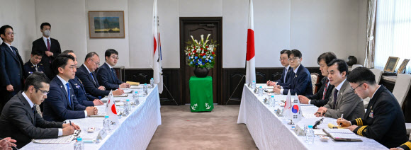 안규백 국방부장관이 30일 일본 해상자위대 요코스카 총감부에서 고이즈미 신지로 일본 방위상과 함께 한일 국방장관회담을 하고 있다. 2026.1.30. 국방부 제공