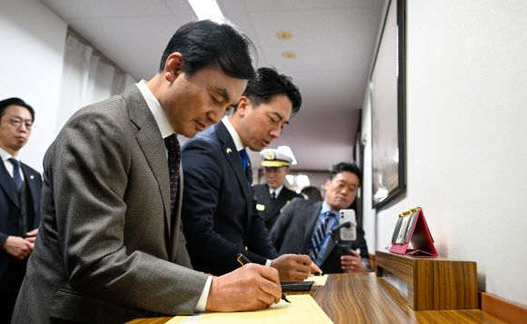 안규백 국방부장관이 30일 일본 해상자위대 요코스카 총감부에서 방명록을 작성하고 있다. 2026.1.30. 국방부 제공