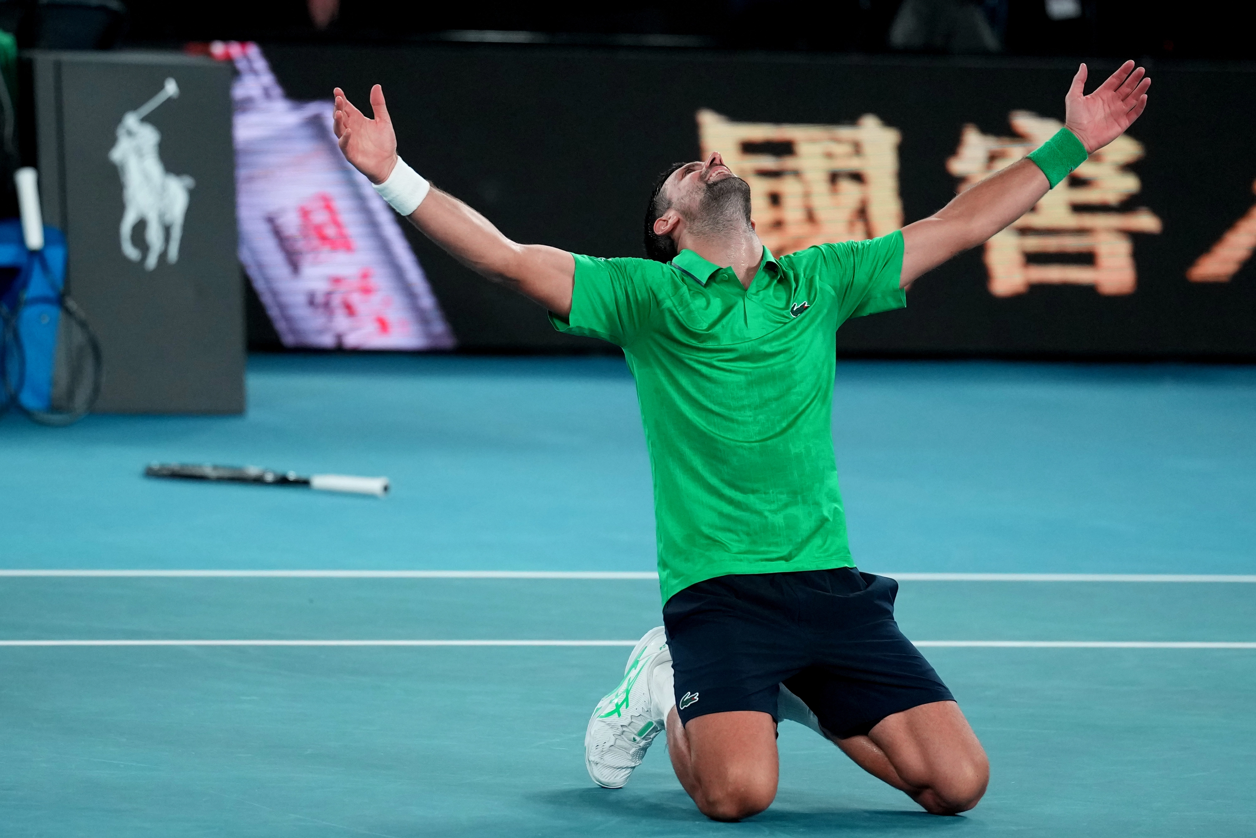 노바크 조코비치가 30일 호주 멜버른 로드 레이버 아레나에서 열린 호주오픈 준결승 얀니크 신네르와의 경기에서 승리한 후 무릎을 꿇고 세리머니를 선보이고 있다. 2026.1.30 멜버른 AP 연합뉴스