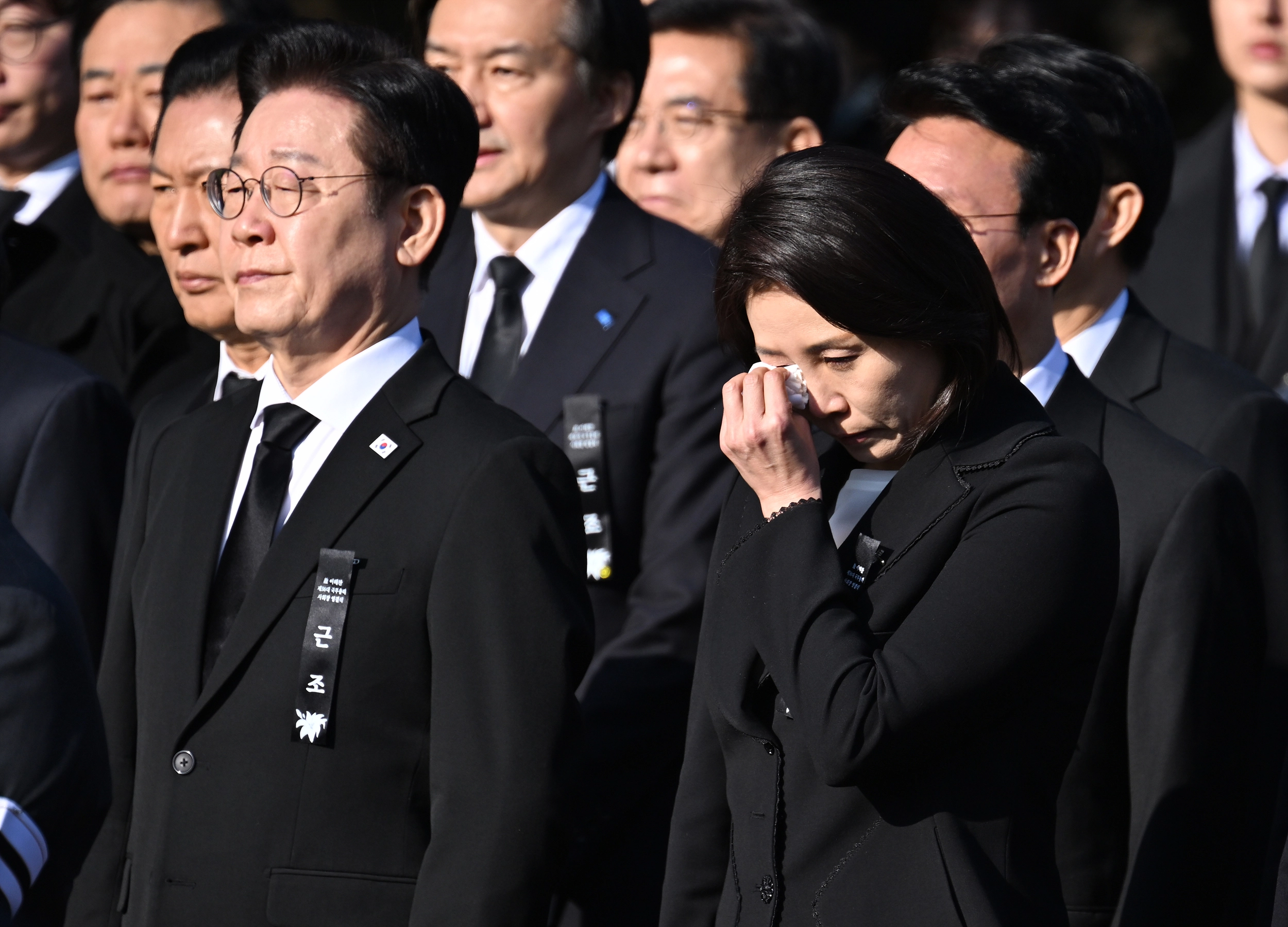 눈물 닦는 김혜경 여사  김혜경 여사(오른쪽)가 31일 서울 여의도 국회 의원회관 앞에서 이해찬 전 국무총리의 영결식을 마친 뒤 눈물을 흘리고 있다. 왼쪽은 이재명 대통령. 2026.1.31 [공동취재]