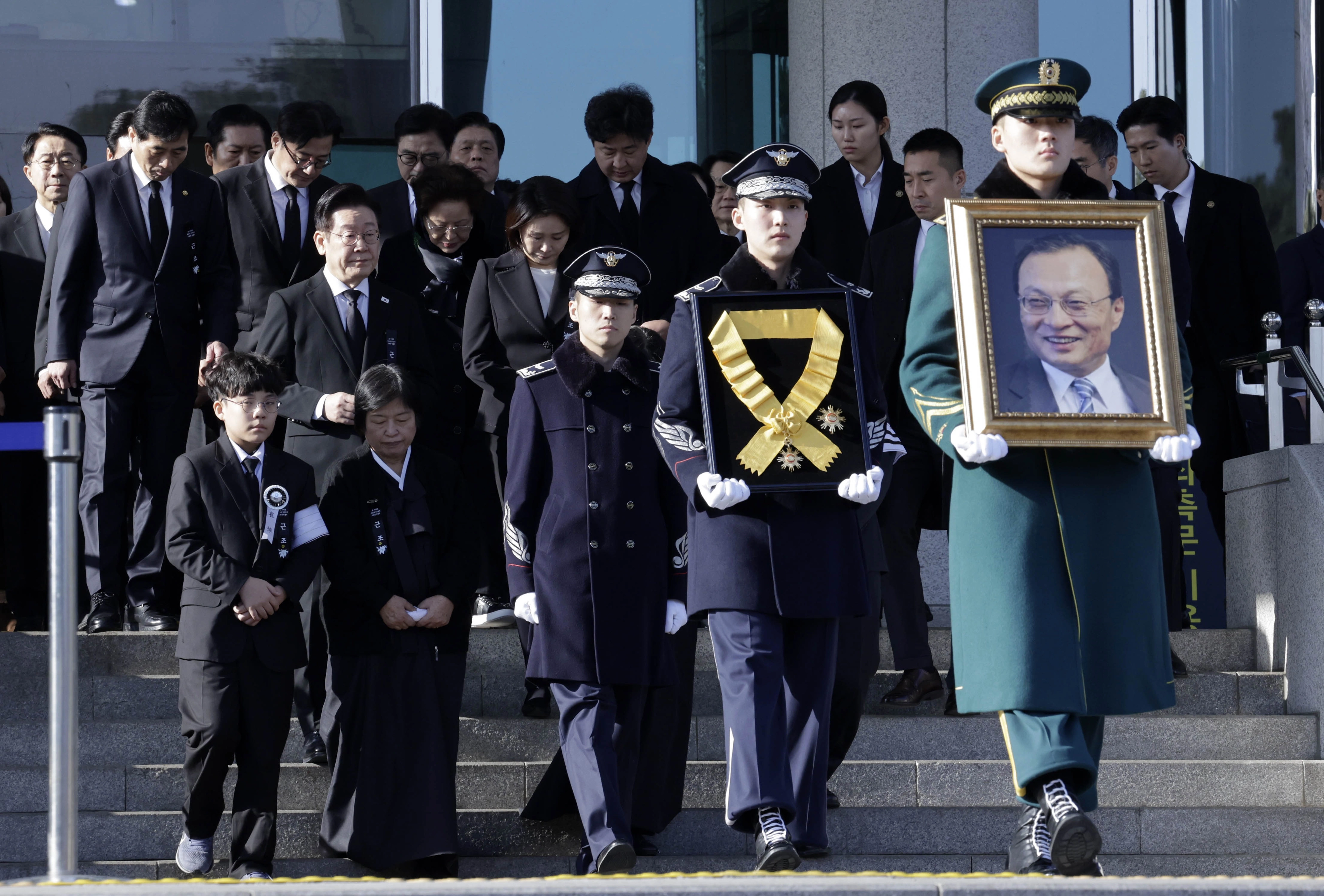 고 이해찬 전 총리 배웅하는 이재명 대통령과 김혜경 여사  이재명 대통령과 김혜경 여사가 31일 서울 여의도 국회 의원회관에서 열린 고 이해찬 전 국무총리(민주평화통일자문회의 수석부의장) 영결식에서 이 전 총리를 배웅하고 있다. 2026.01.31. 뉴시스