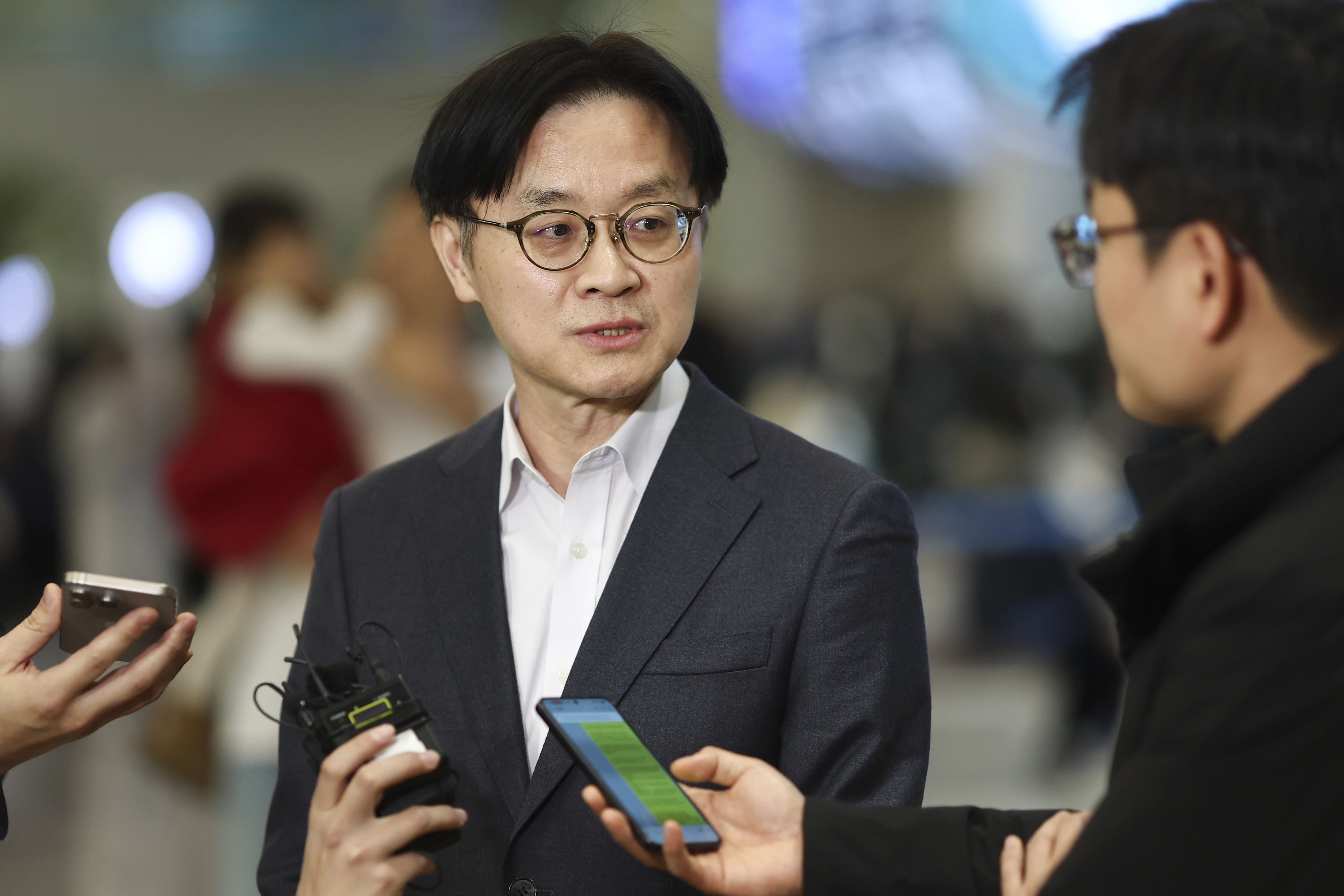 도널드 트럼프 미국 대통령의 대 한국 관세 재인상 위협에 대응하기 위해 미국을 방문한 김정관 산업통상부 장관이 31일 인천국제공항 제2터미널을 통해 귀국하면서 취재진 질문에 답하고 있다. 2026.1.31 연합뉴스