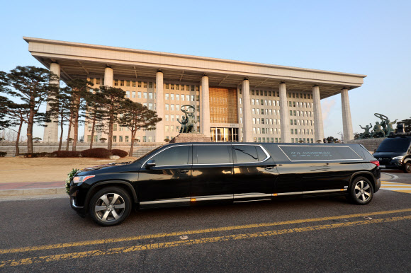 국회 본청 앞 지나는 이해찬 전 총리 운구차량