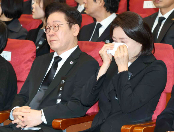 눈물 훔치는 이재명 대통령 부부