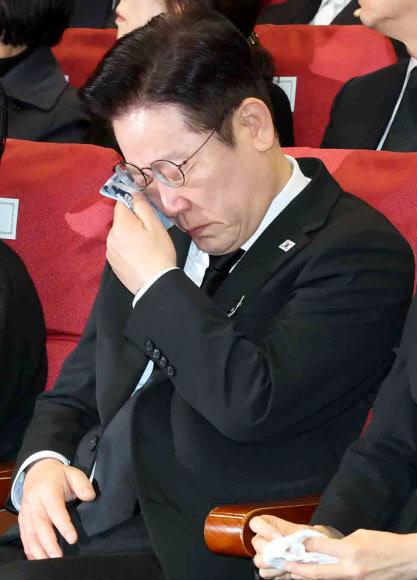 눈물 훔치는 이재명 대통령