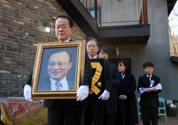자택 나서는 이해찬 전 총리 영정