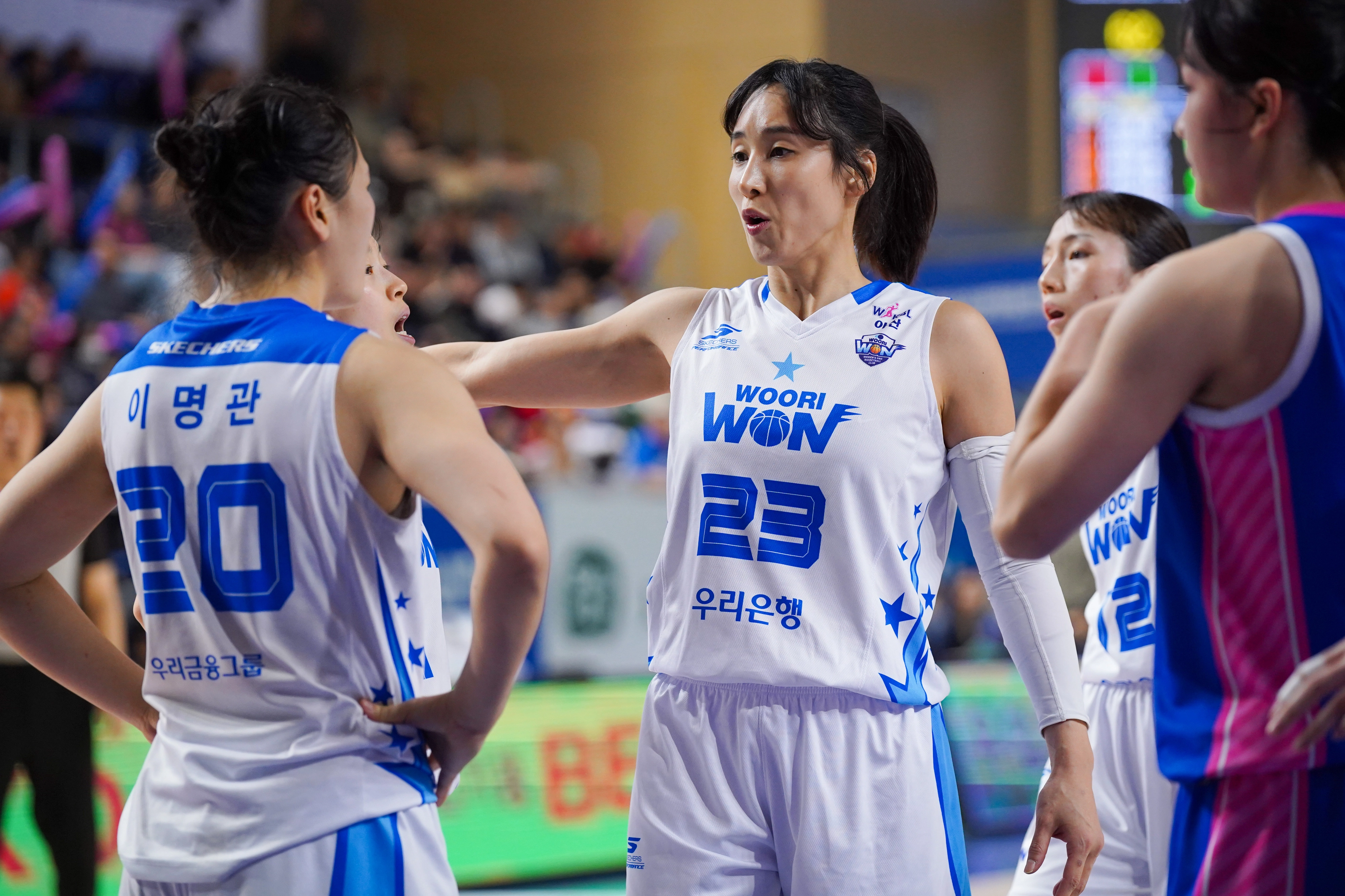 김단비(가운데)가 31일 경기 용인실내체육관에서 열린 2025~26 여자프로농구 아산 우리은행과 용인 삼성생명의 경기에서 이명관(왼쪽)과 대화하고 있다. 2026.1.31 WKBL 제공