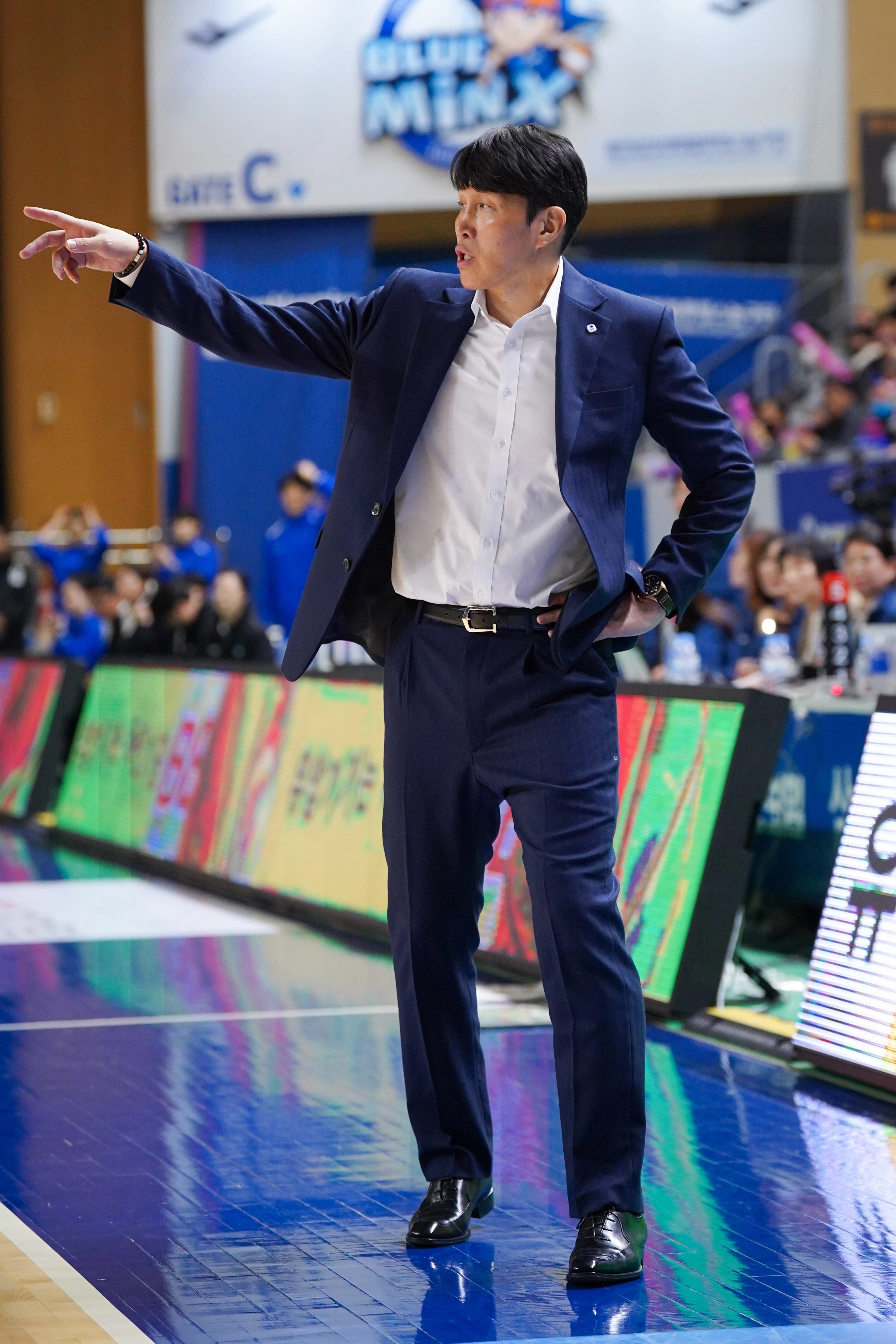 위성우 아산 우리은행 감독이 31일 경기 용인실내체육관에서 열린 2025~26 여자프로농구 우리은행과 용인 삼성생명의 경기에서 선수들에 지시하고 있다. 2026.1.31 WKBL 제공