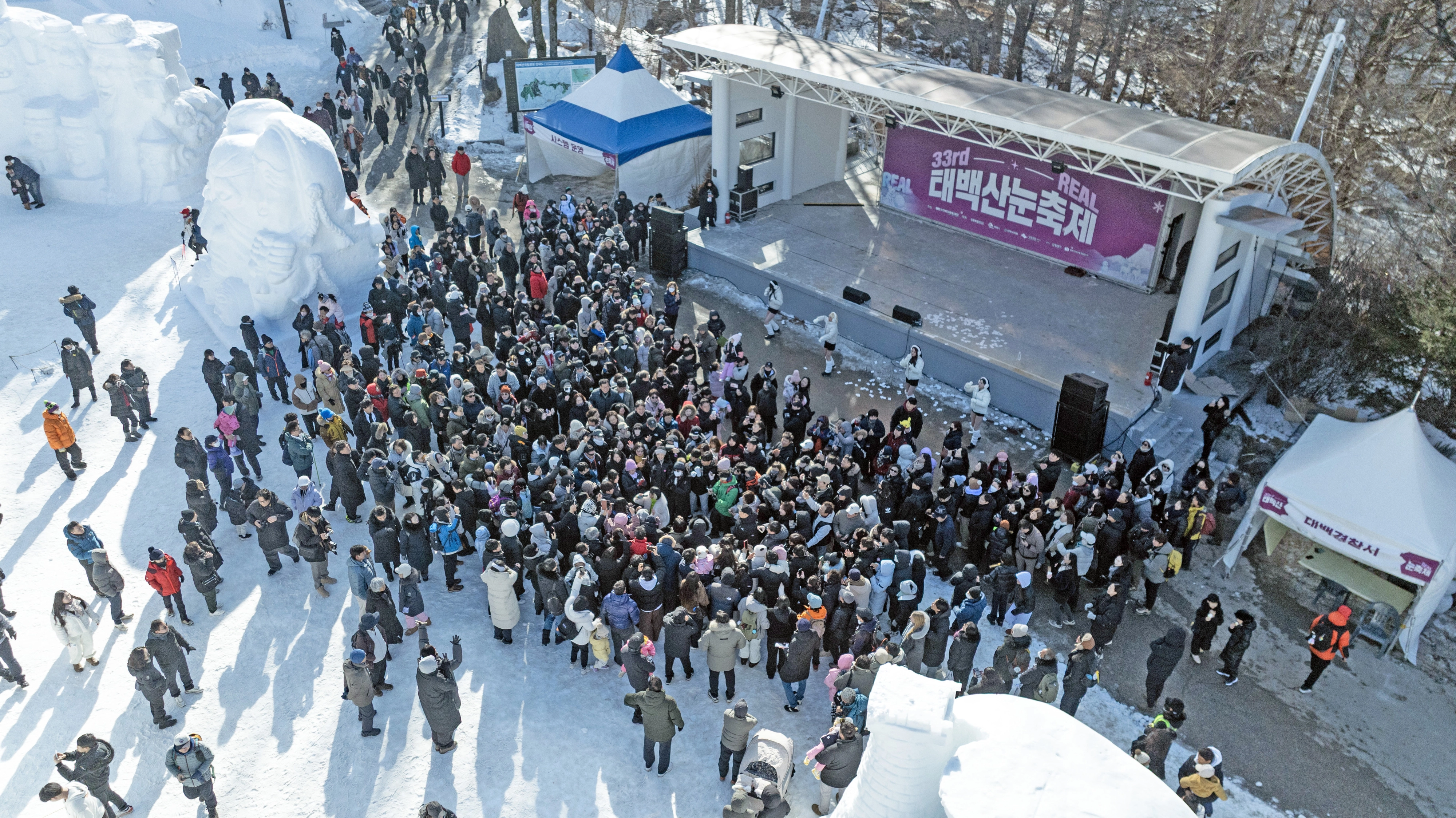31일 강원 강원 태백시 태백산국립공원 당골광장 일대에서 ‘태백산 눈축제’가 개막했다. 관광객이 대형 눈조각을 관람하고 있다.  2026.1.31 태백시 제공