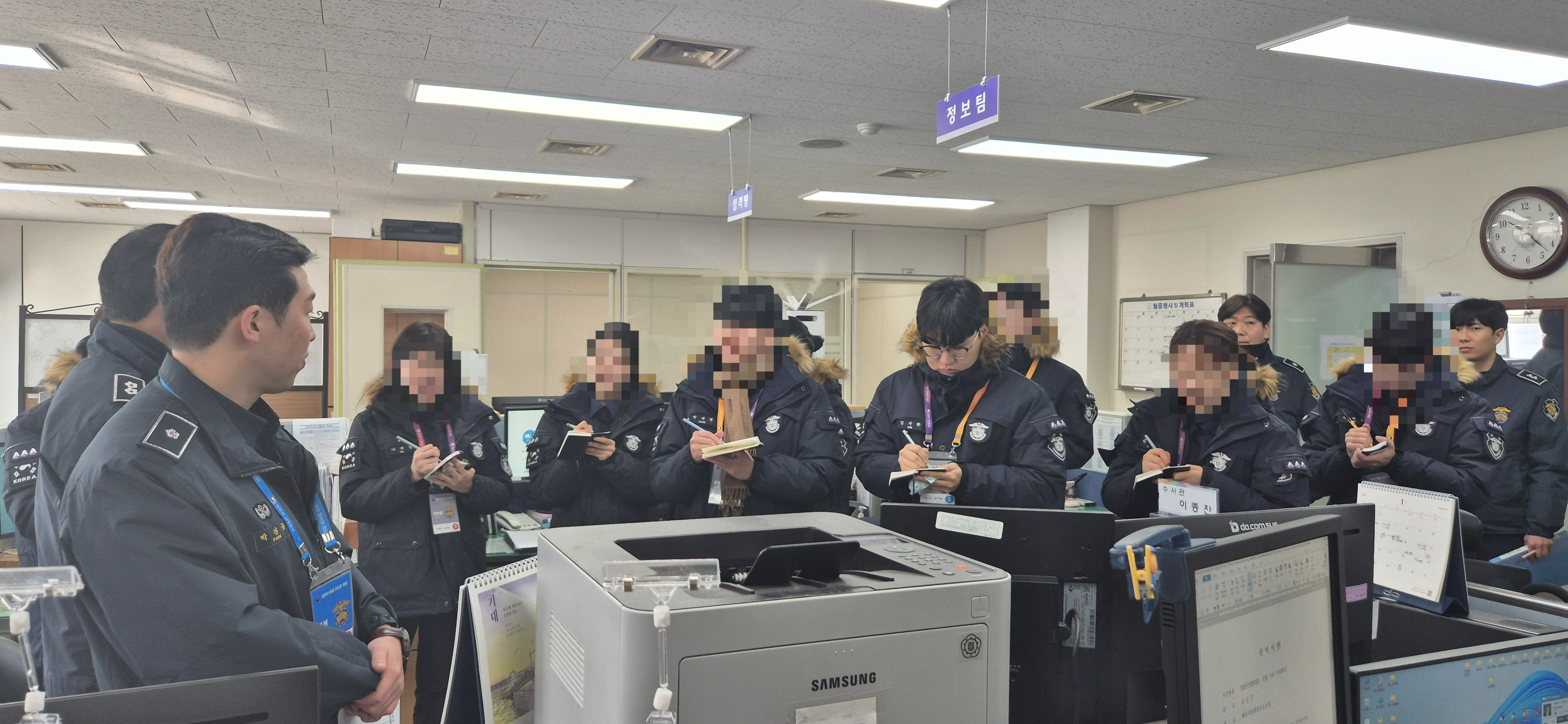 지난달 29일 경기 화성직업훈련교도소에서 본지 기자(왼쪽에서 여섯번째)가 교도관 체험을 하고 있다. 법무부 제공