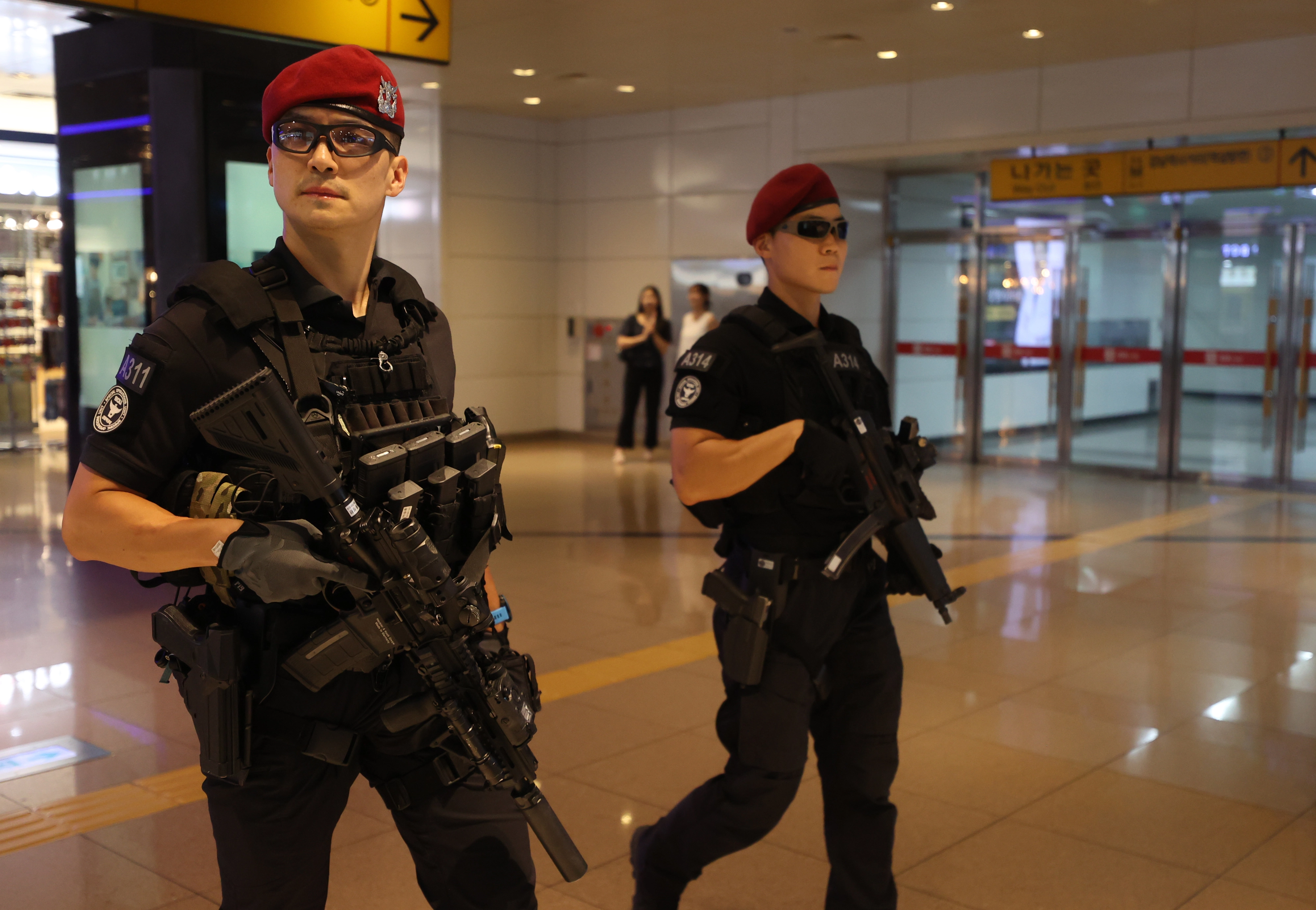 경찰특공대 대원들이 지난 2023년 8월 7일 서울 강남역 지하쇼핑센터에서 순찰하고 있다. 연합뉴스