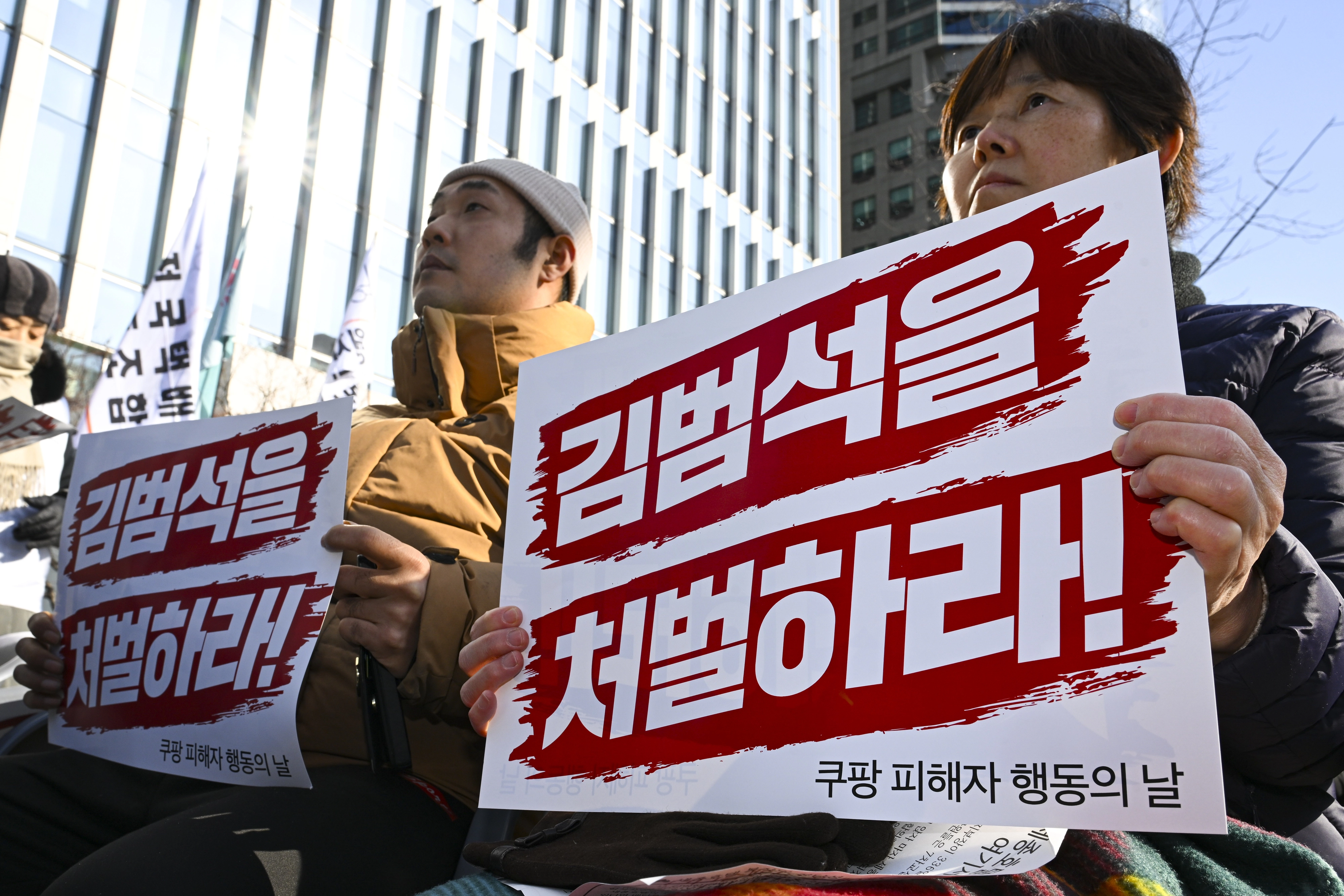고 장덕준 씨 어머니 박미숙 씨(오른쪽)와 고 최성낙 씨 아들 최재현 씨가 1일 서울 송파구 쿠팡 본사 앞에서 열린 쿠팡 피해자 행동의 날 집회에 피켓을 든 채 참석해 있다. 2026.2.1 이지훈 기자