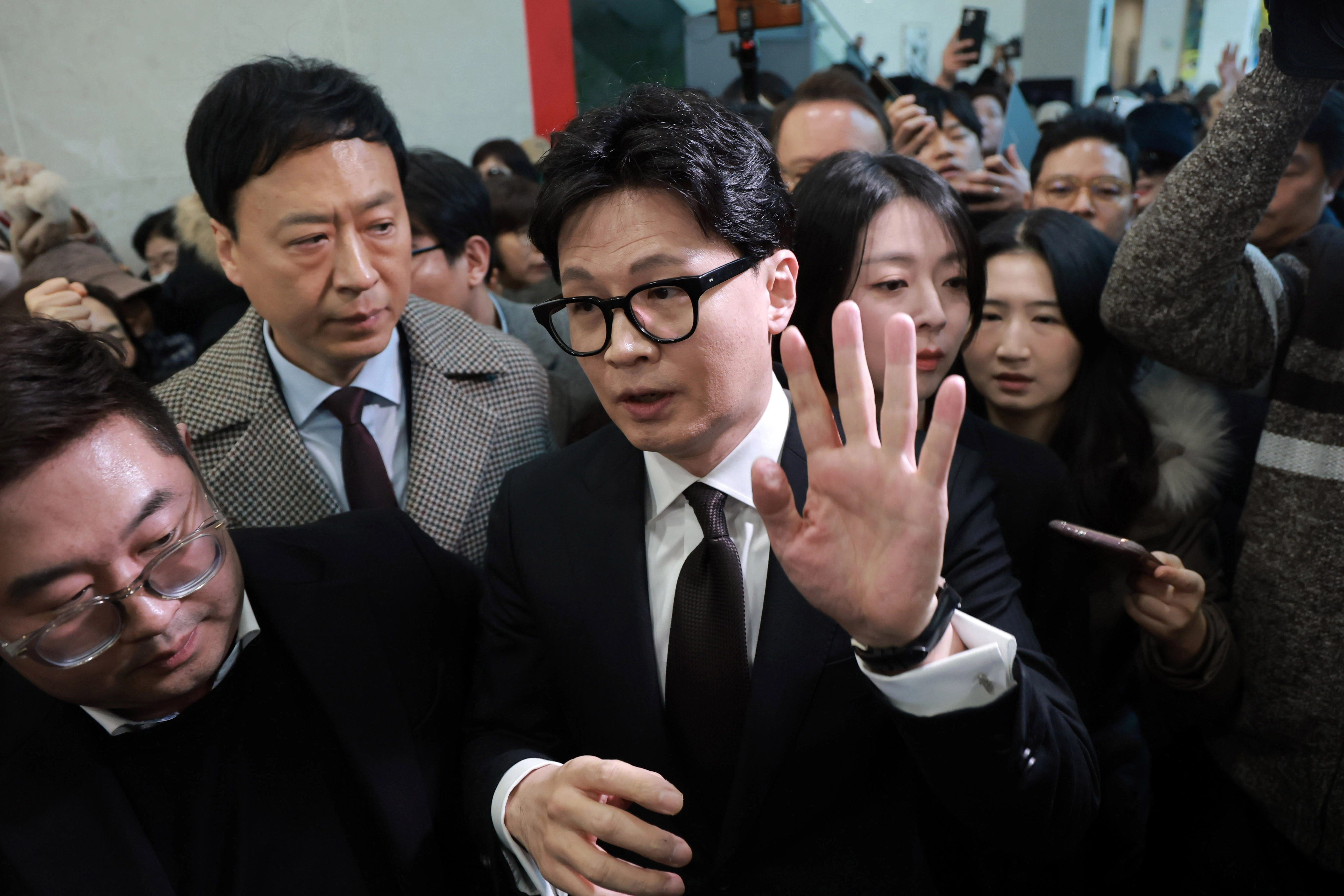 장동혁 국민의힘 대표가 박근혜 전 대통령을 불러 단식의 출구로 삼은 것 자체가 윤석열 탄핵의 강을 넘어 박근혜 탄핵의 강으로까지 도로 건너갔다는 의미다. 사진은 제명 결정이 내려진 뒤 입장 발표를 마치고 국회를 나서는 한 전 대표(가운데)의 모습.
뉴스1