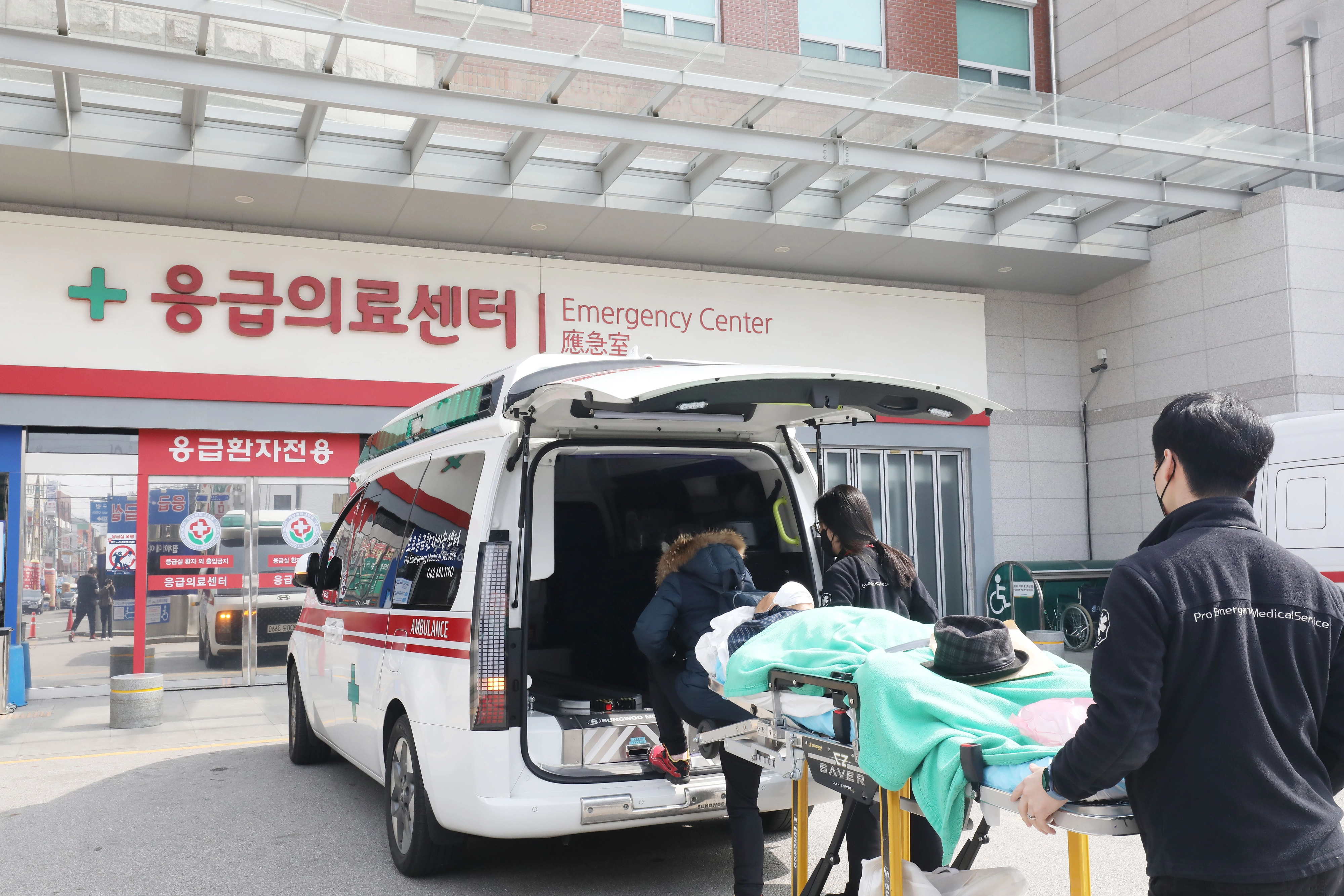 광주 동구 전남대병원에서 응급 환자가 응급실로 이송되는 모습.
광주 뉴스1
