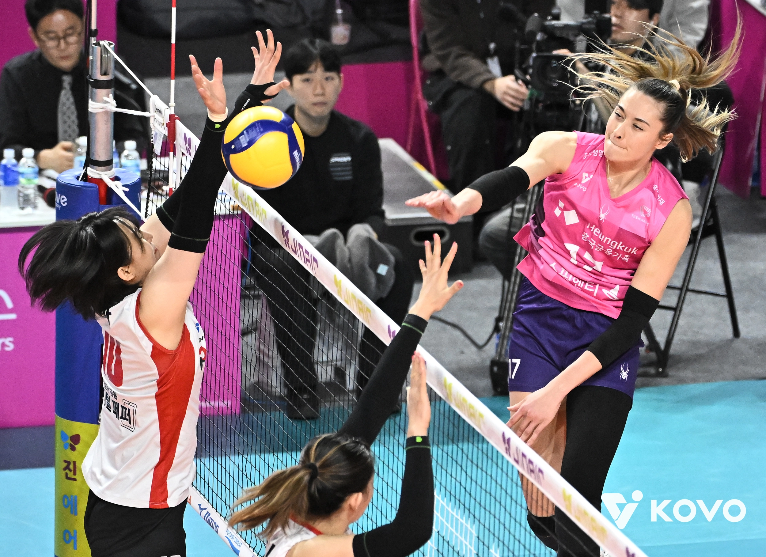 흥국생명의 레베카가 페퍼저축은행과의 경기에서 공격하고 있다. 한국배구연맹 제공