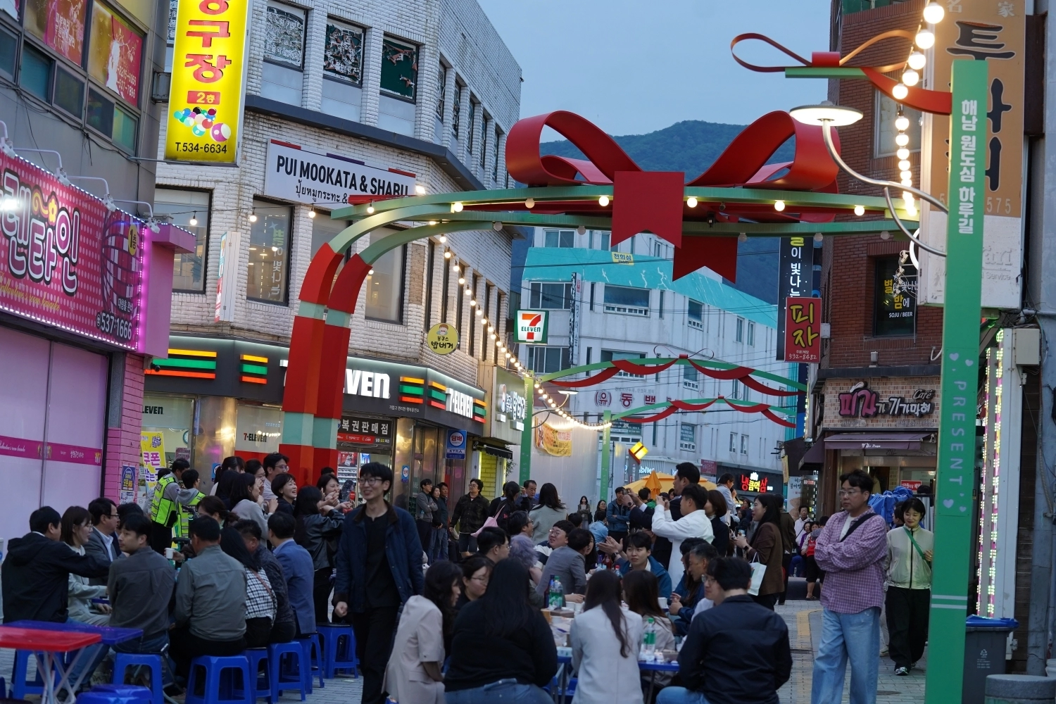 전남 해남의 ‘땅끝달달야행’은 원도심 활성화를 위해 지난해 5~10월 매주 금요일 진행된 야간 문화 행사다. 다양한 길거리 음식과 체험 행사, 거리 공연 등으로 관광객의 사랑을 받았다. 사진은 인파로 가득한  읍내 차 없는 거리.
해남군 제공