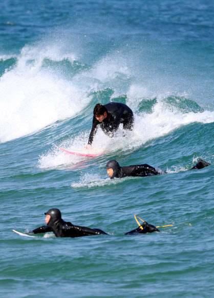 ‘겨울 바다 즐기는 서퍼들’