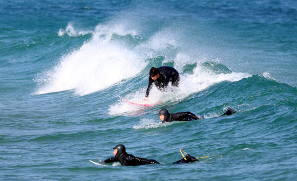 ‘겨울 바다 즐기는 서퍼들’