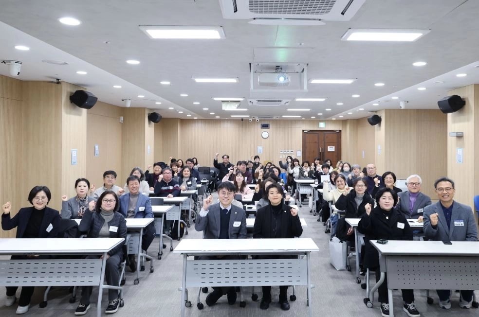 지난 1월 29일 ‘사회연대경제가 돌보는 서울통합돌봄 정책토크’에서 참석자들이 기념촬영을 하고 있다.