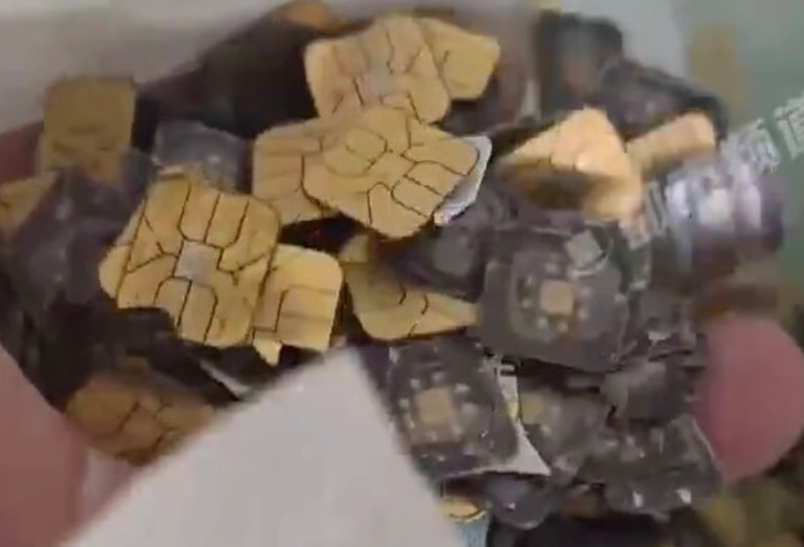 금값이 천정부지로 치솟고 있는 가운데, 중국에서 폐기된 휴대전화 칩에서 금을 추출했다는 이른바 ‘유심 연금술’ 영상이 온라인상에서 확산해 눈길을 끌고 있다. 웨이보