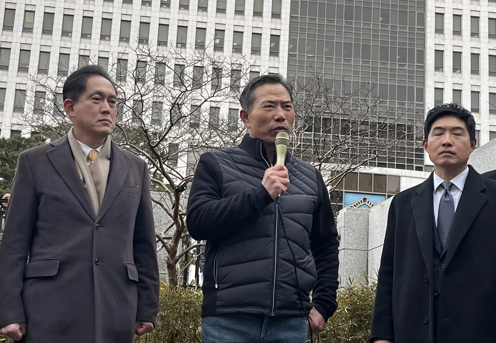 지난달 30일 오전 부산지법 앞에서 손현보 부산 세계로교회 담임목사(가운데)가 징역형 6개월에 집행유예 1년을 선고받고 풀려난 소감을 밝히는 발언을 하고 있다. 손 목사는 지난해 치러진 대통령 선거와 부산교육감 재선거를 앞두고 불법 선거운동을 한 혐의로 기소된 구속 상태로 재판받아왔다. 2026.1.30. 연합뉴스