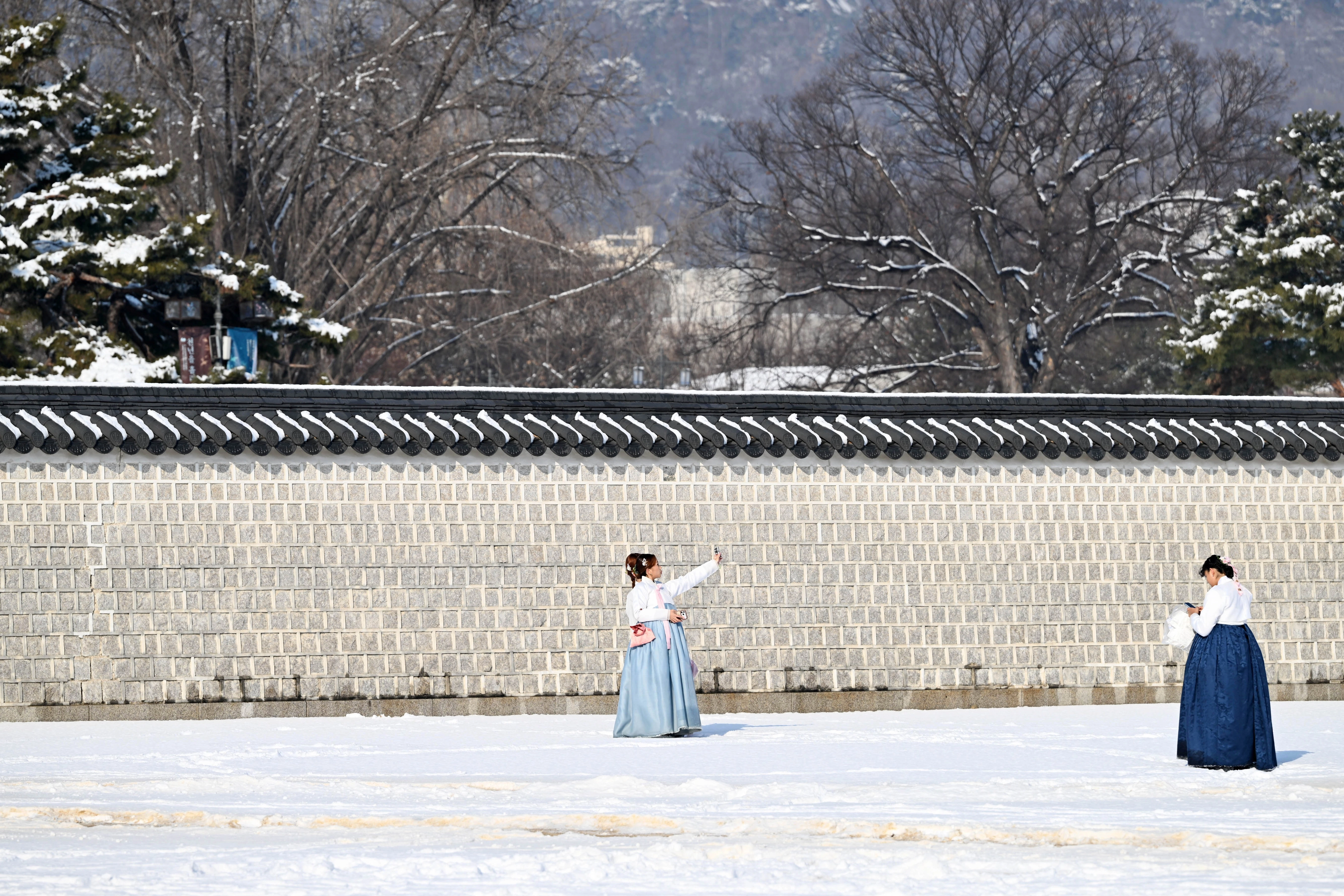 외국인 관광객들이 2일 서울 종로구 경복궁 경내를 관람하고 있다. 2026.2.2 홍윤기 기자