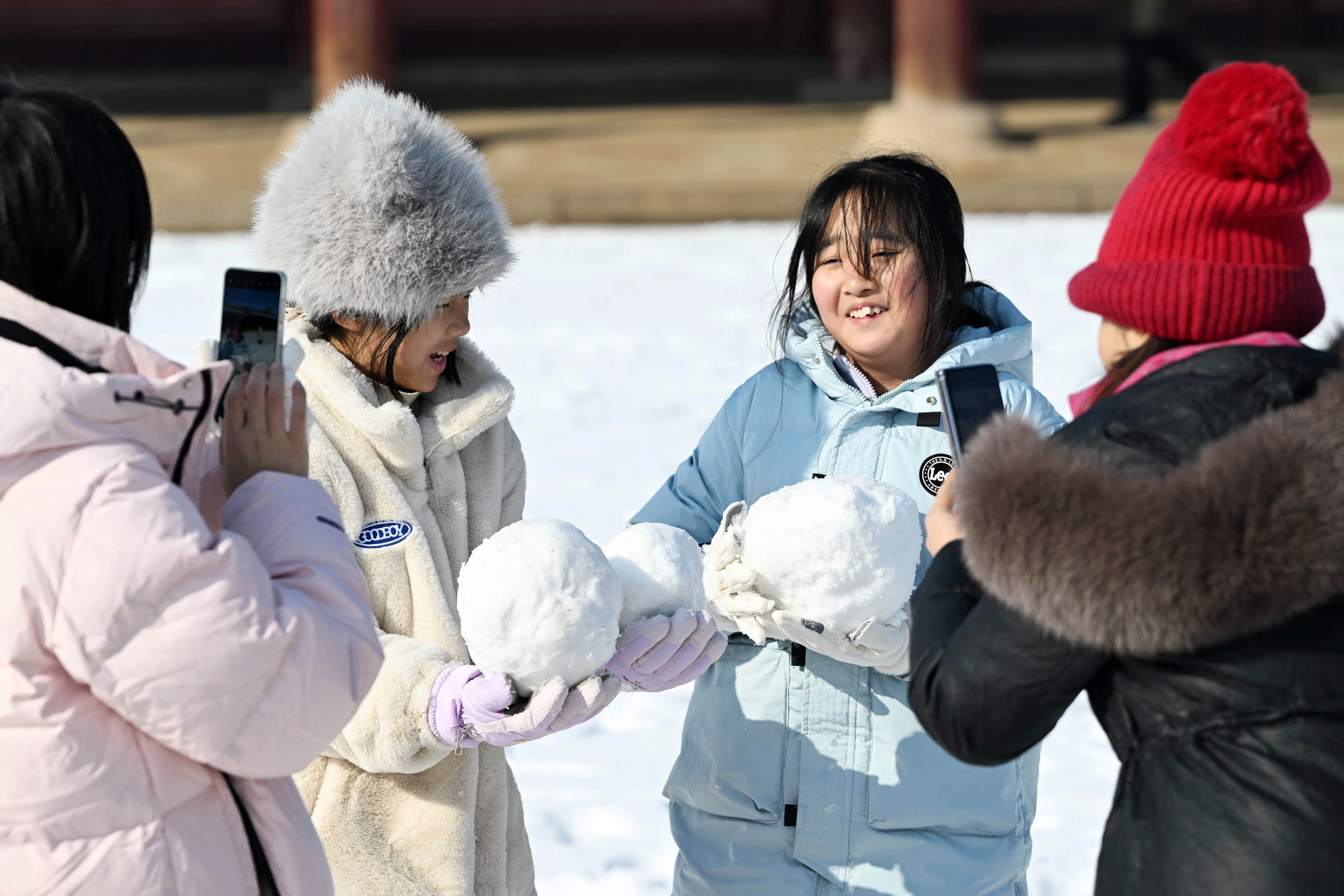 아이들이 2일 서울 종로구 경복궁에서 밤새 내린 눈으로 눈사람을 만들고 있다. 2026.2.2 홍윤기 기자