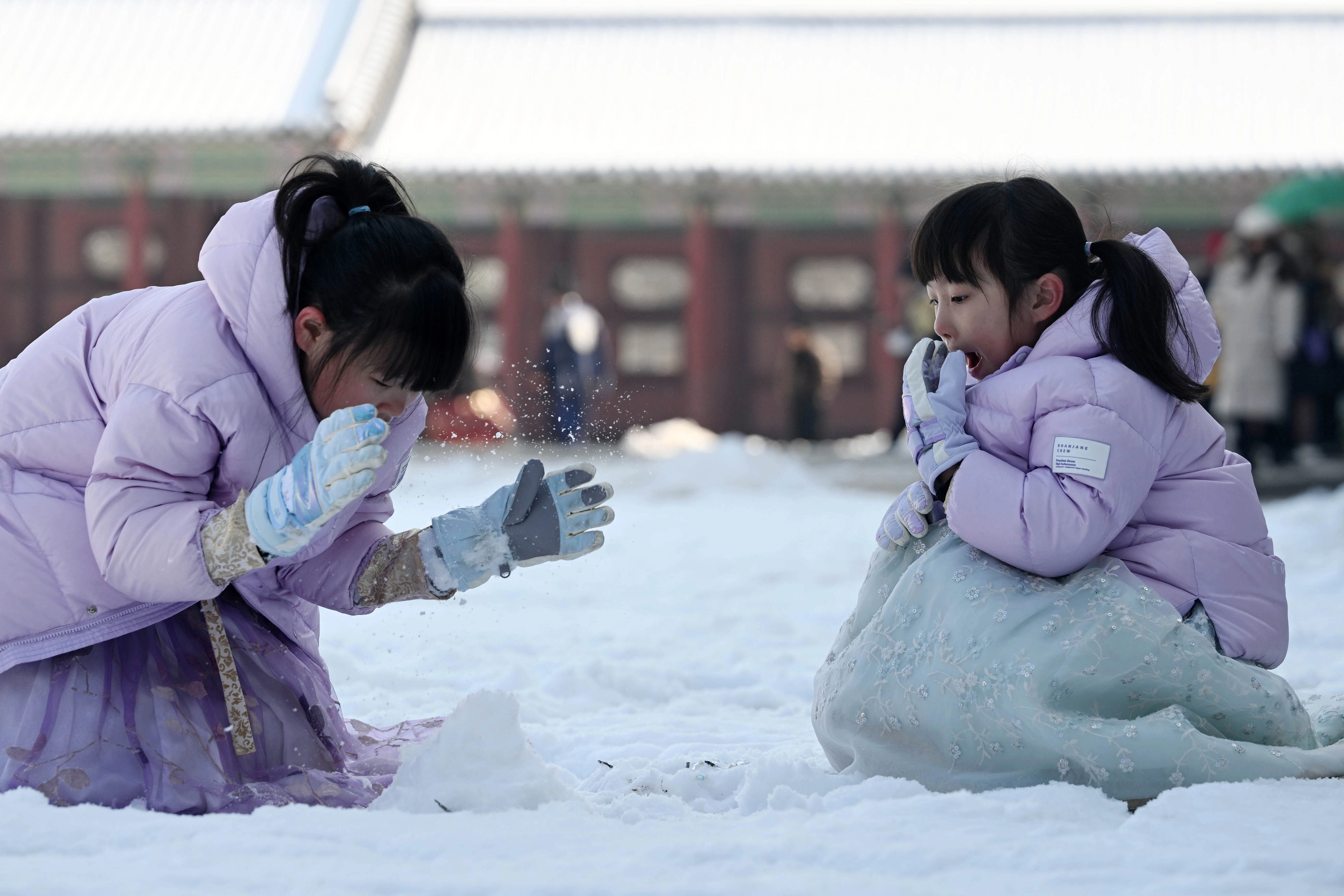 아이들이 2일 서울 종로구 경복궁에서 밤새 내린 눈으로 눈사람을 만들고 있다. 2026.2.2 홍윤기 기자