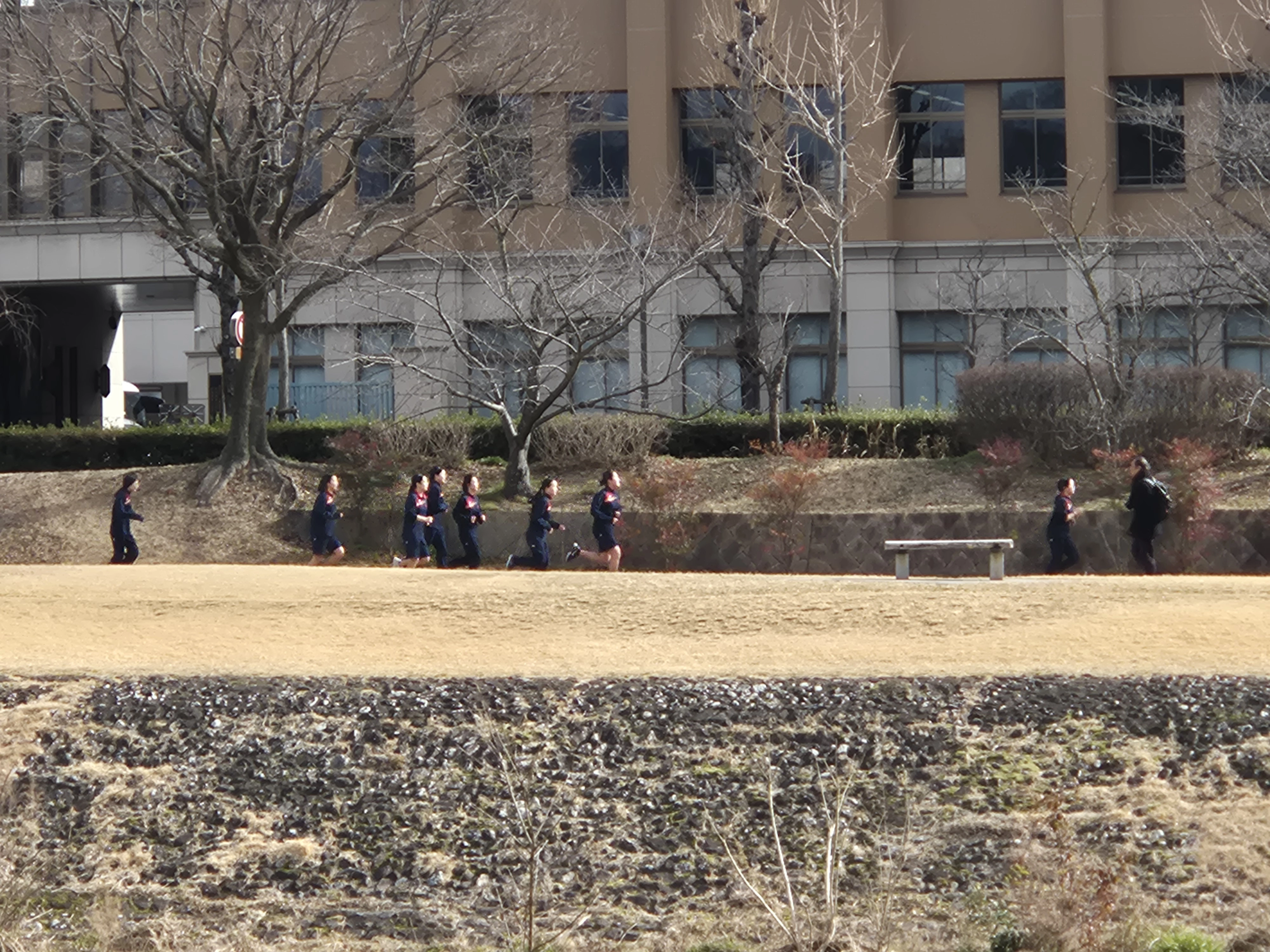 일본 교토시 오키고등학교 1학년 학생들이 지난달 29일 가모가와 강변을 달리고 있다. 이날 정규 체육 수업은 3㎞ 달리기 기록 측정으로 진행됐다.
교토 박성국 기자