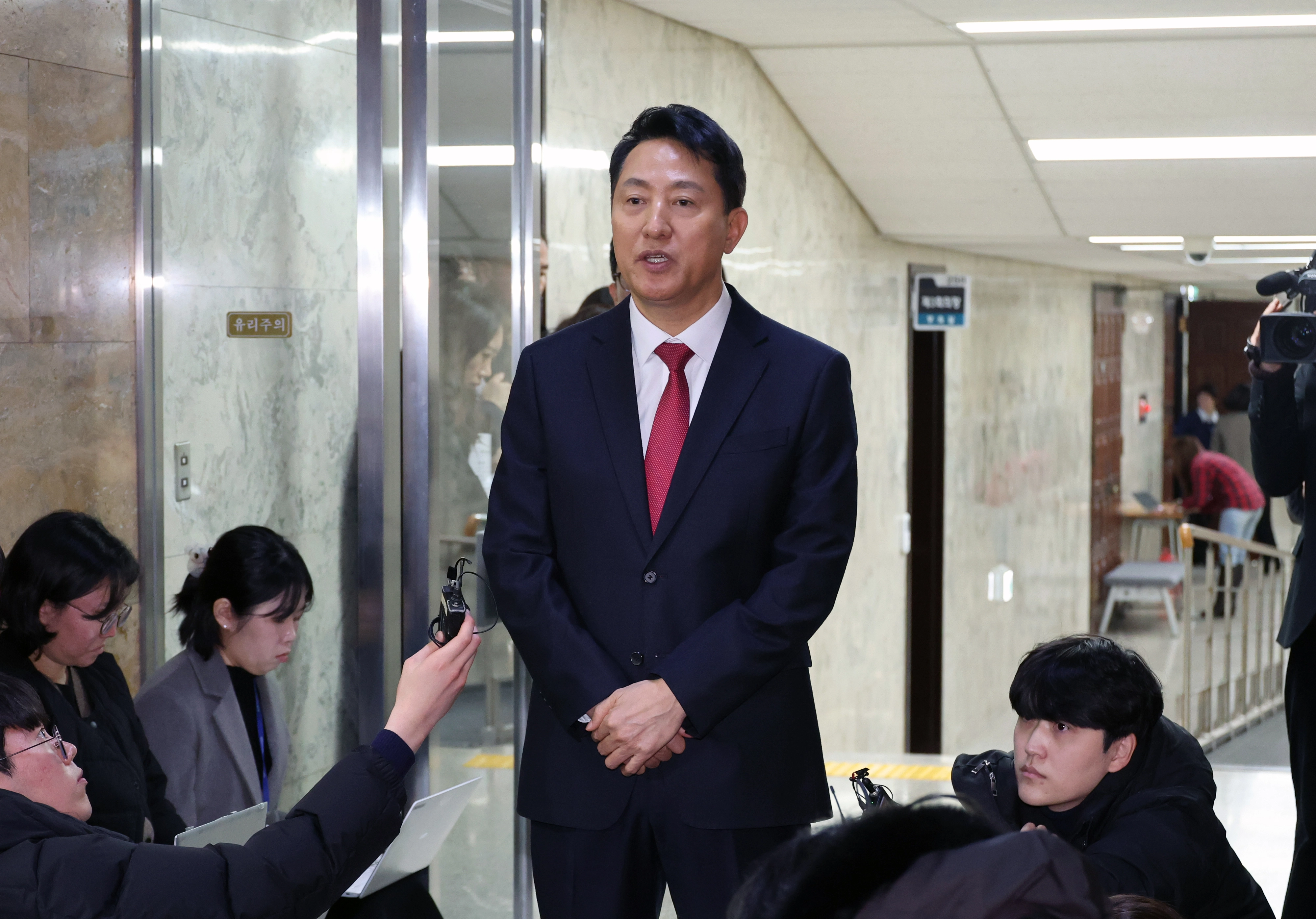 백브리핑하는 오세훈  오세훈 서울시장이 2일 오전 서울 여의도 국회에서 ‘국민의힘-서울시 부동산정책협의회’를 마친 뒤 백브리핑을 하고 있다. 뉴시스