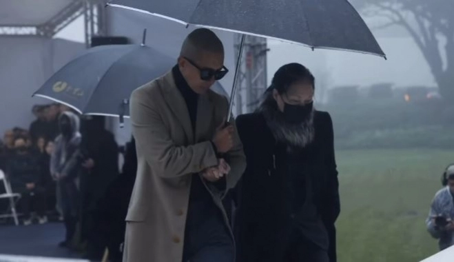 구준엽이 서희원의 모친과 함께 기념 조각상 제막식에 참석하고 있다. 구준엽 인스타그램 캡처