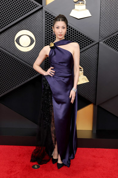 작곡가 겸 가수 이재가 1일(현지시간) 미국 캘리포니아주 로스앤젤레스의 크립토닷컴 아레나에서 열린 ‘제68회 그래미 어워즈’ 레드카펫에서 포즈를 취하고 있다. AFP 연합뉴스