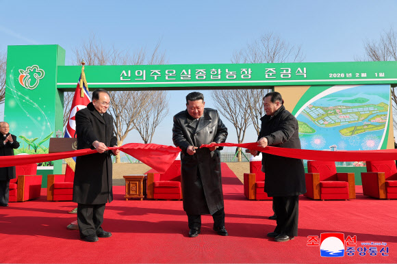 북한 조선중앙통신은 김정은 국무위원장이 지난 1일 신의주 온실종합농장 준공식에 참석해 준공테이프를 끊었다고 2일 보도했다. 준공식후 김 위원장과 간부들은 방대한 면적에 건설된 신의주 온실종합농장의 여러 곳을 둘러보고 기념사진을 촬영했다. 2026.2.2 평양 조선중앙통신 연합뉴스