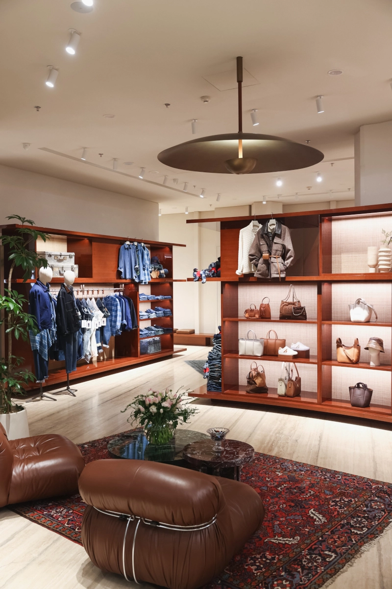 의류와 가방 등이 전시된 스페이스H 상하이 매장 내부 모습.
LF 제공