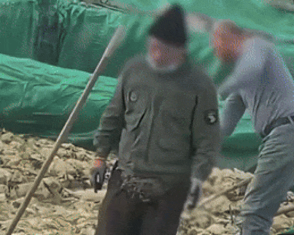 지난해 10월 중국 랴오닝성 후루다오시의 한 절임배추 공장에서 촬영된 영상에서 남성 작업자가 작업 중 담배를 피우고 침을 뱉고 있다. 소셜미디어(SNS) 캡처