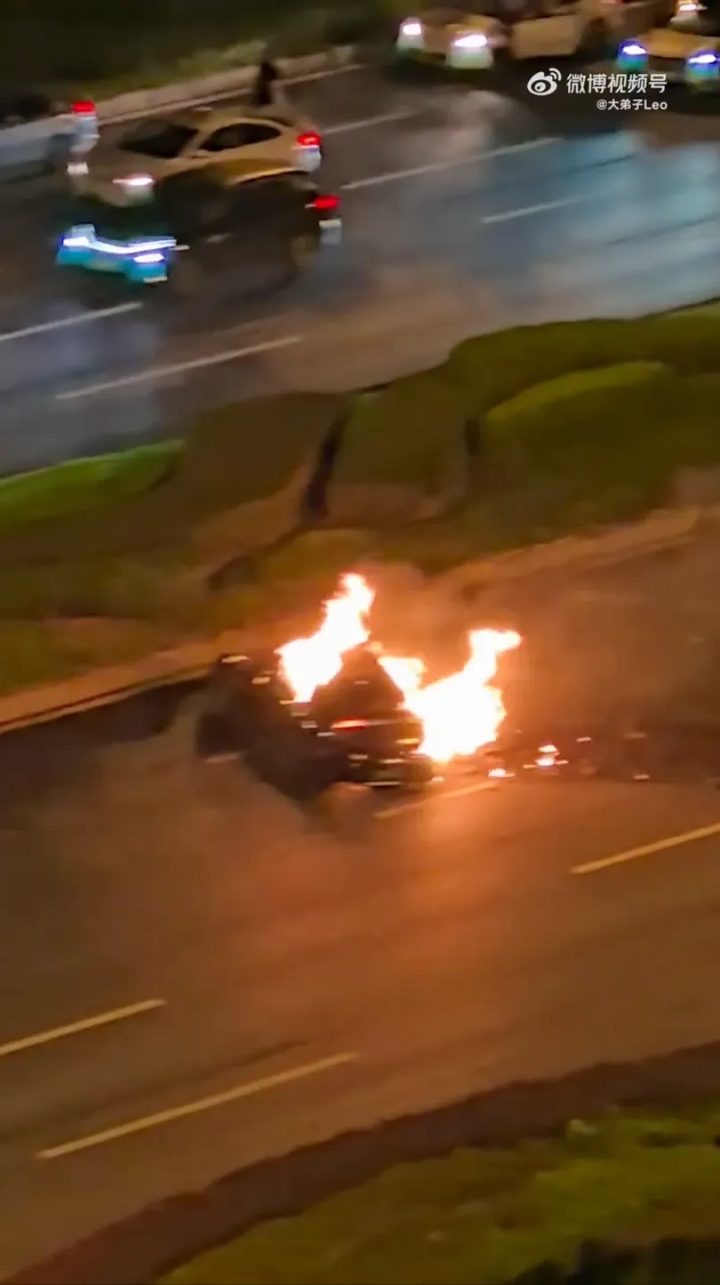 중국 청두에서 발생한 전기차 화재사고 모습. 웨이보 캡처