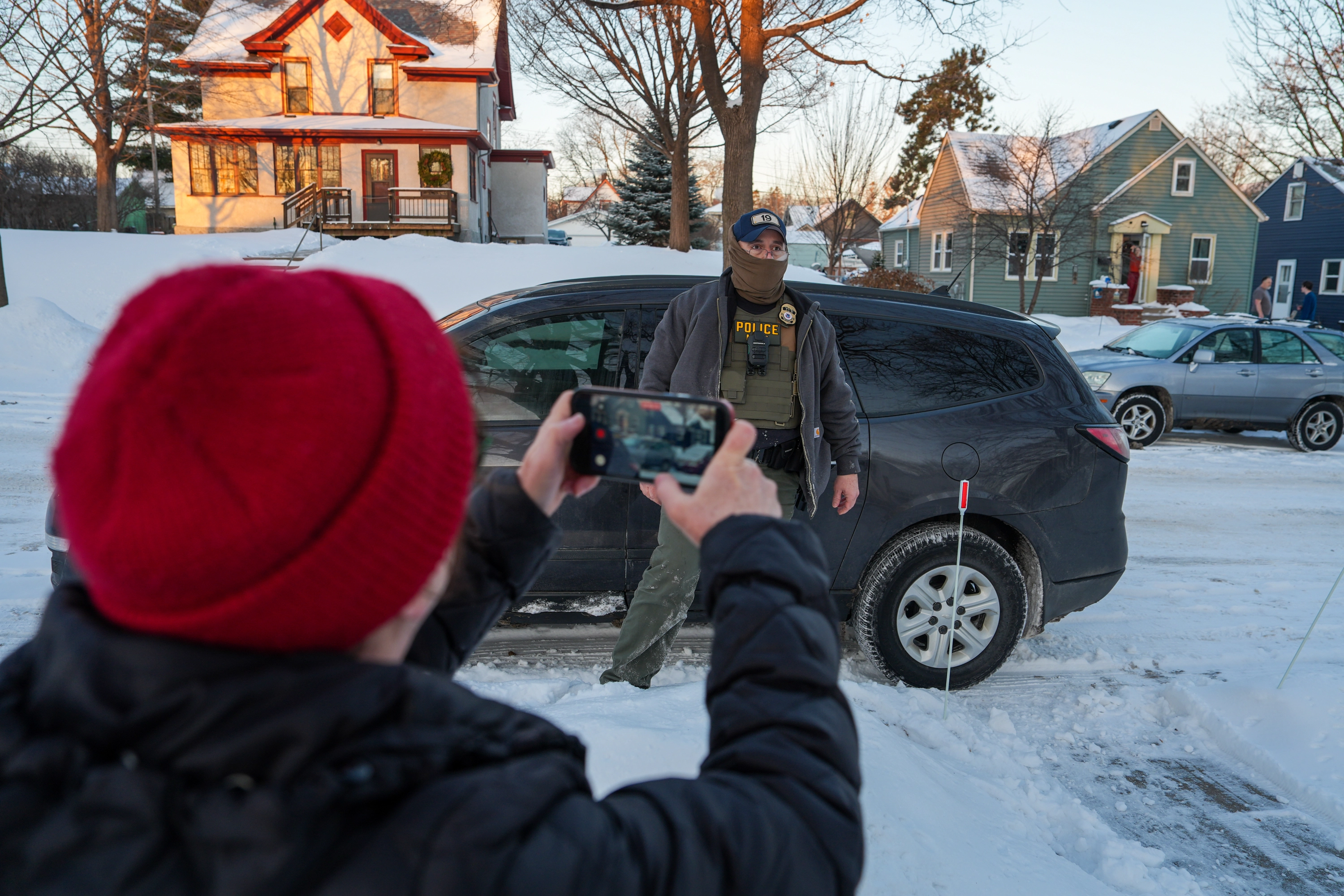 2일 미국 미네소타주 미니애폴리스의 한 주택가에서 활동가들이 이민 단속 작전을 수행하는 연방 요원과 대치하고 있다. 미니애폴리스 AP 연합뉴스