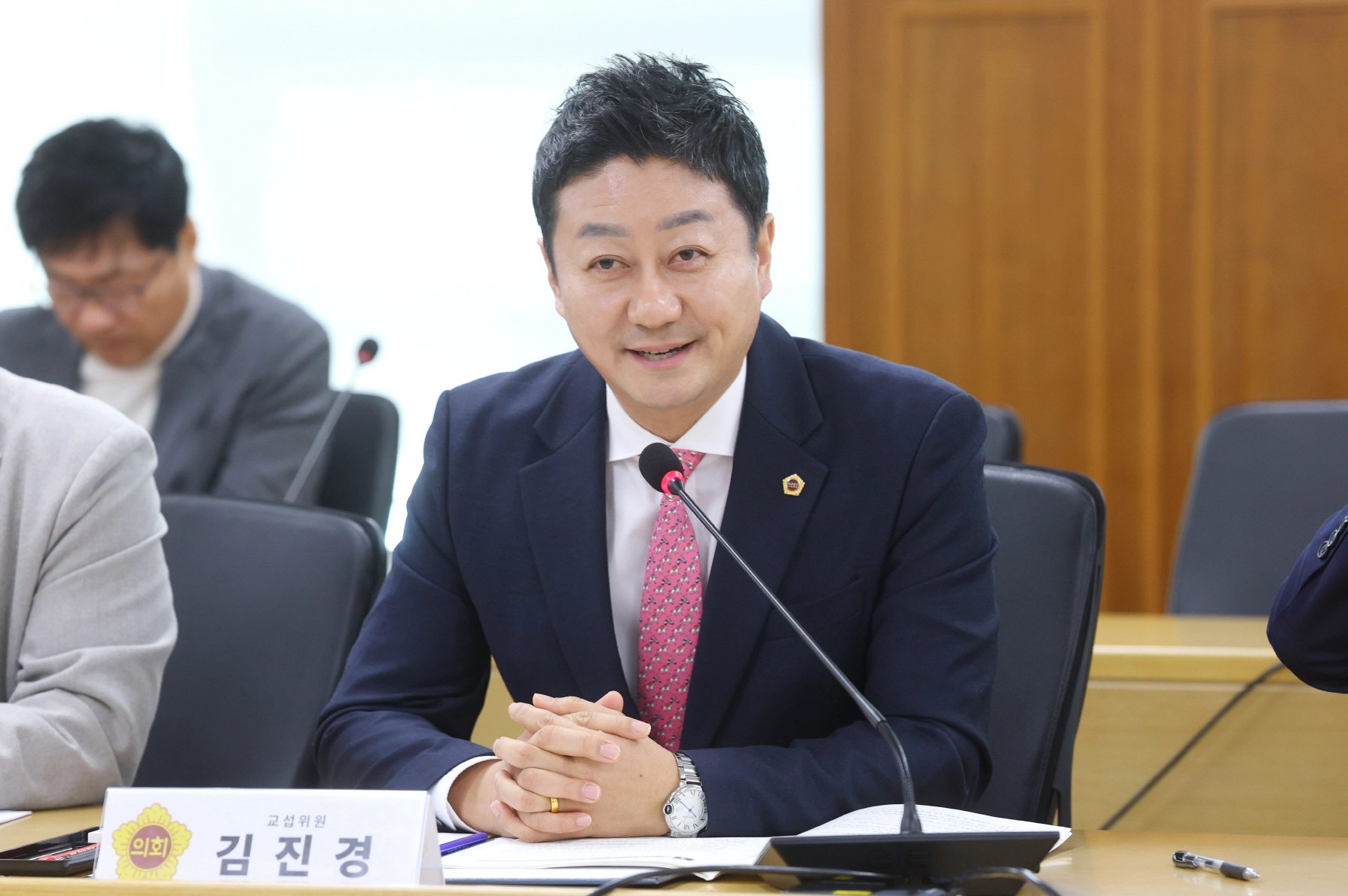 김진경 의장이 3일 경기도청에서 열린 단체협약식에 ‘지방의회 최초의 협약 당사자’로 참석해, 공직자 노동 권익 향상과 존중 받는 일터 조성을 위해 의회가 책임 있는 주체로 나설 것임을 약속하고 있다.(사진=경기도의회)