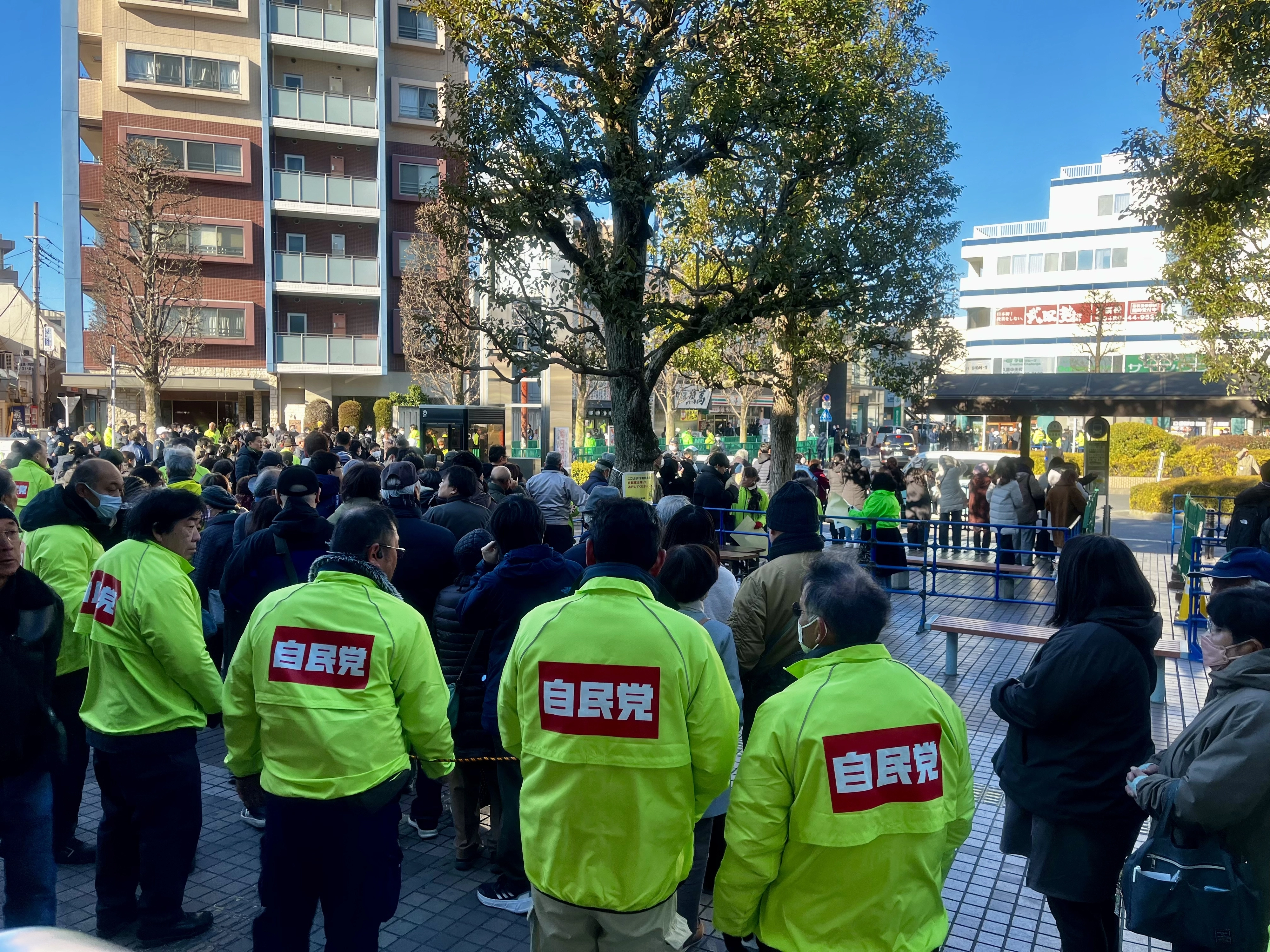 3일 오전 일본 사이타마현 구키역 앞. 시민들이 다카이치 사나에 총리의 연설을 기다리며 한 시간 전부터 줄을 서 있다. 유세 차량 주변에는 통제선을 따라 인파가 여러 겹으로 몰렸다. 사이타마 명희진 특파원