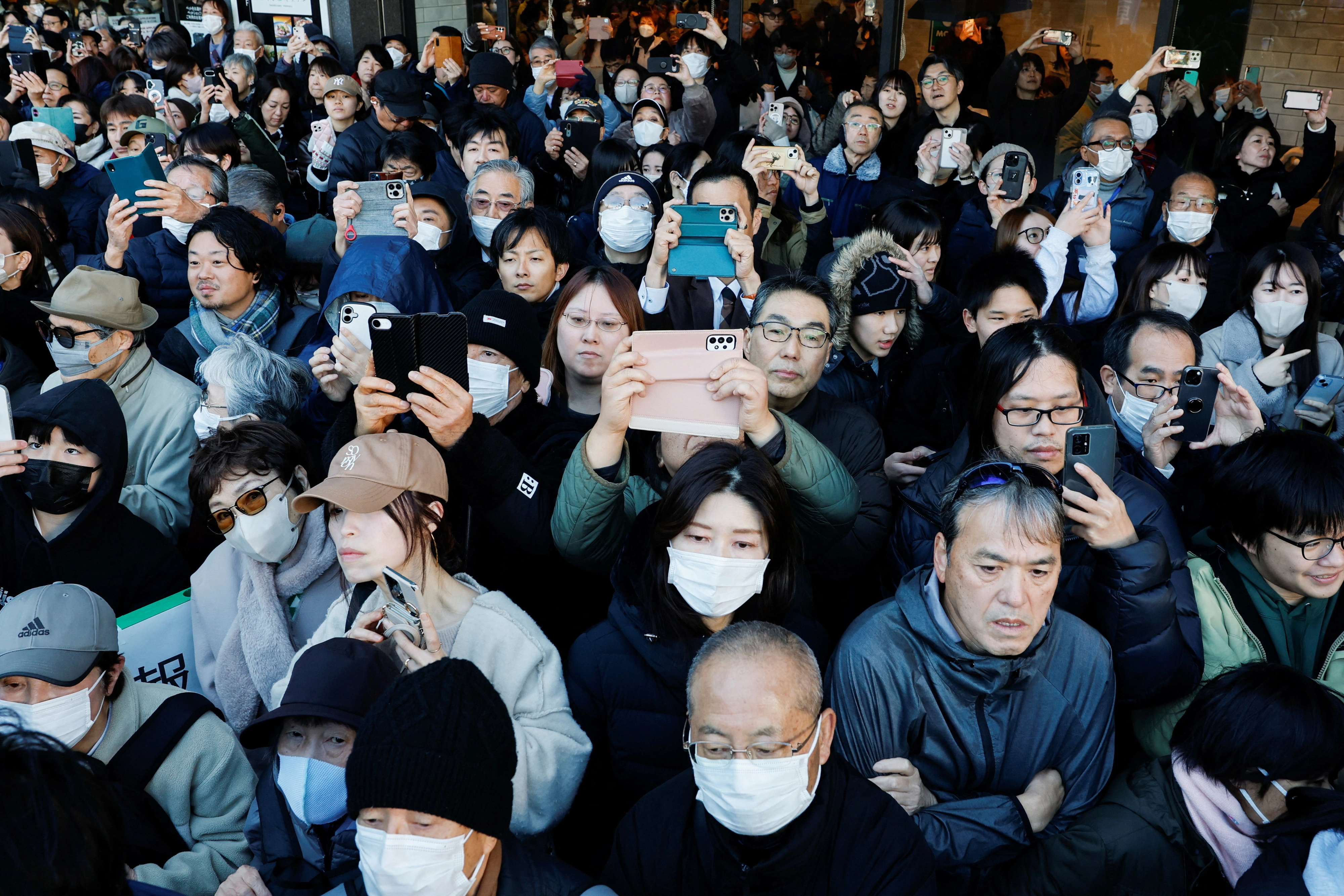 일본 유권자들이 3일 오전 일본 사이타마현 구키역 광장에서 다카이치 사나에 총리의 후보 지원 유세를 휴대전화로 촬영하고 있다.  
사이타마 로이터 연합뉴스