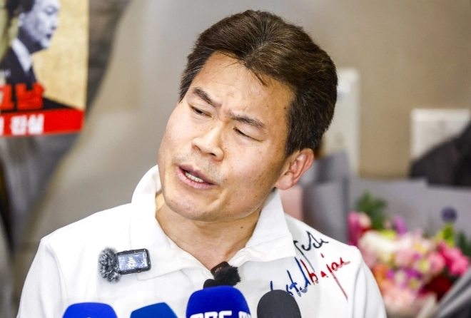 미국에 체류 중인 것으로 알려진 전직 한국사 강사 전한길씨가 3일 인천국제공항을 통해 귀국해 입장을 밝히고 있다. 2026.02.03. 뉴시스