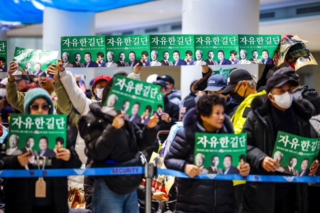 미국에 체류 중인 것으로 알려진 전직 한국사 강사 전한길씨 귀국을 앞둔 3일 인천국제공항에서 지지자들이 피켓을 들고 있다. 2026.02.03. 뉴시스