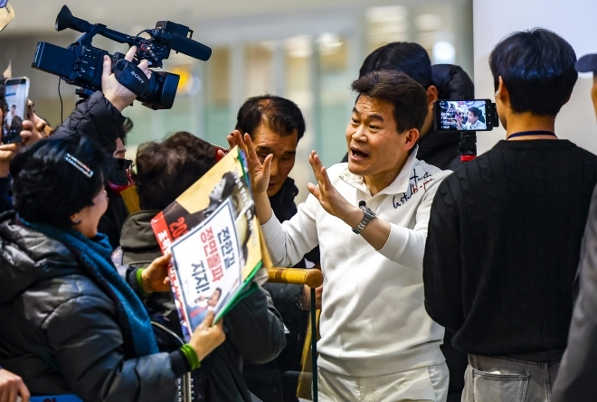 미국에 체류 중인 것으로 알려진 전직 한국사 강사 전한길씨가 3일 인천국제공항을 통해 귀국하며 지지자들과 인사를 나누고 있다. 2026.02.03. 뉴시스