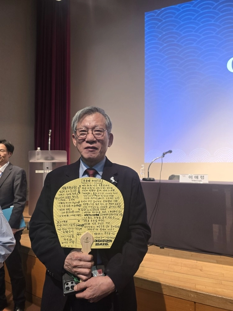 설명 내용을 부채에 빼곡히 적어온 유홍준 관장.
윤수경 기자