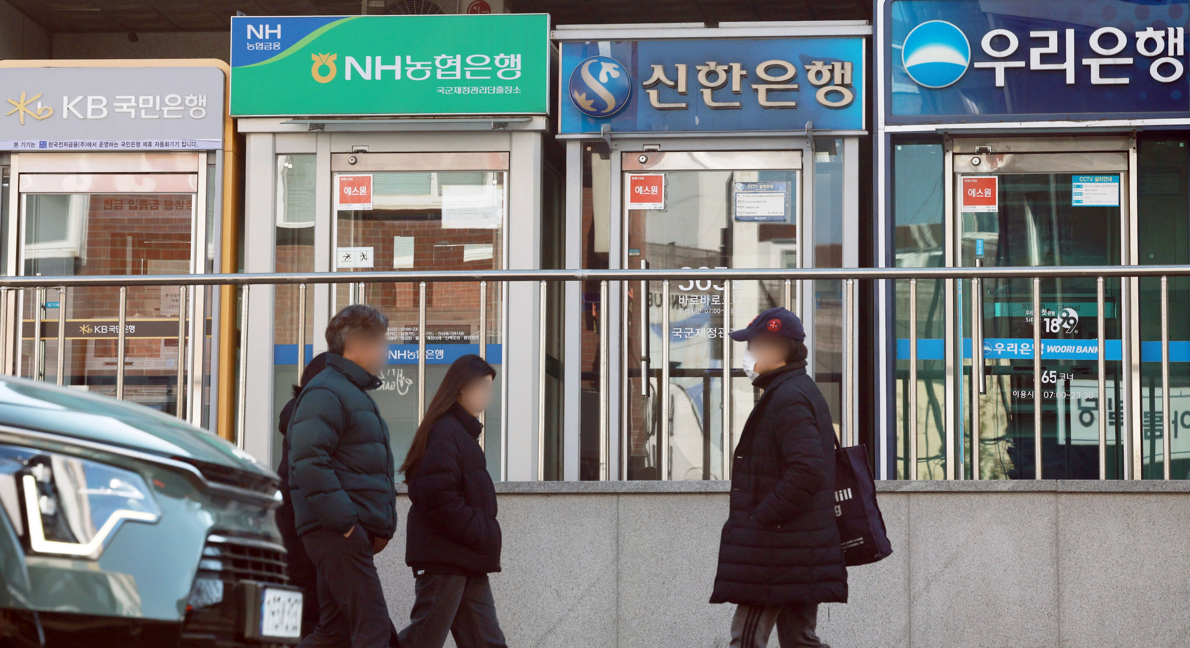 주요 시중은행의 대출금리가 하루가 다르게 뛰고 있다. 당분간 한국과 미국의 기준금리 인하를 기대하기 어려워지면서, 국고채·은행채 등 시장금리가 계속 오르고 있기 때문이다. 1일 금융권에 따르면 KB국민·신한·하나·우리은행의 지난달 30일 기준 주택담보대출 혼합형(고정) 금리(은행채 5년물 기준)는 연 4.250∼6.390% 수준이다. 사진은 1일 서울 시내에 위치한 은행 ATM 기기. 2026.2.1. 연합뉴스