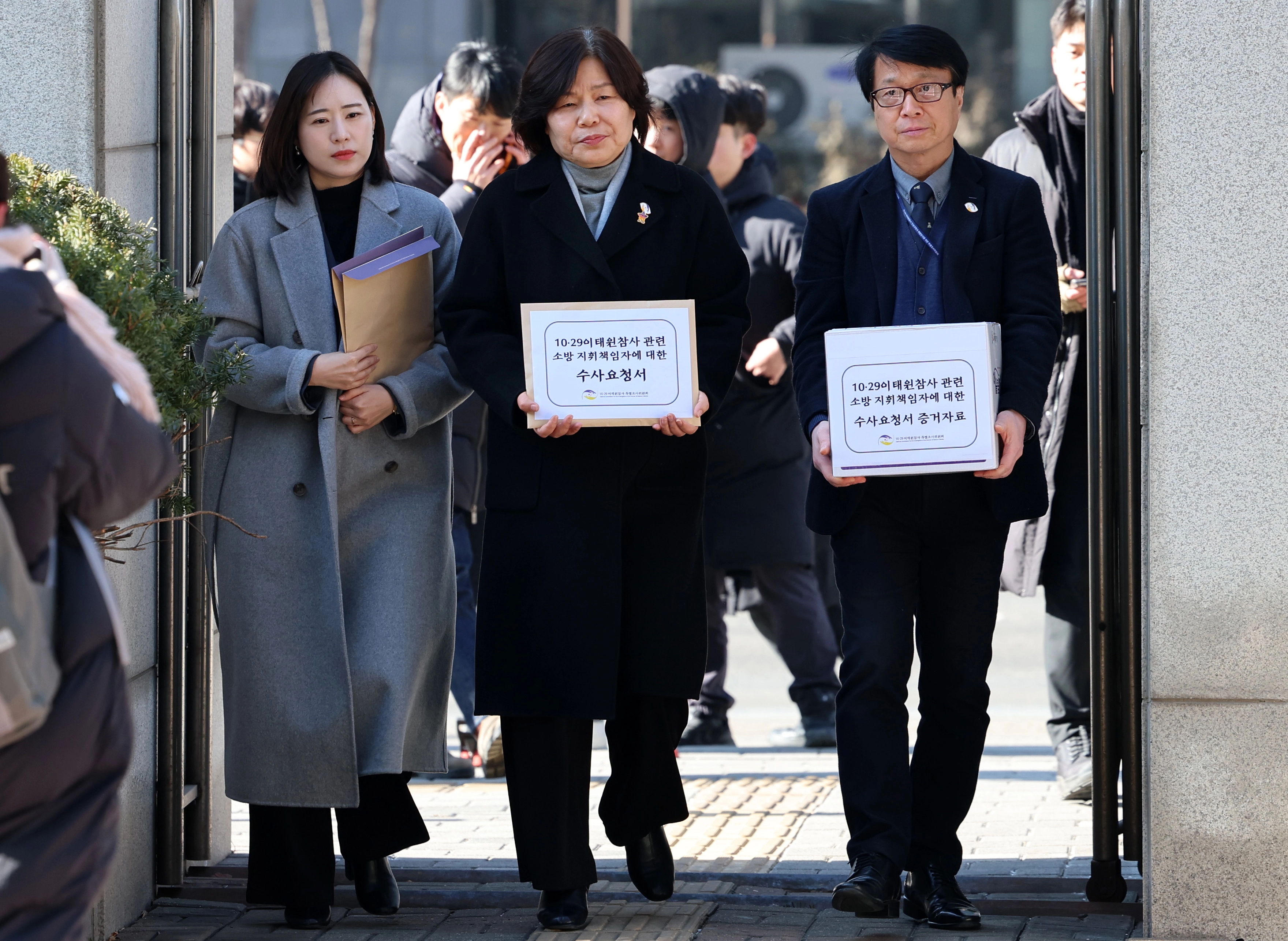 이태원참사 특조위, 참사 관련 소방 지휘책임자에 대한 수사요청서 제출  한상미(가운데) 10·29 이태원참사 진상규명과 재발방지를 위한 특별조사위원회(특조위) 진상규명국장과 황진희(왼쪽) 담당조사관, 김남진 조사총괄과장이 지난달 27일 오후 서울 마포구 서부지검에서 참사 관련 소방 지휘책임자에 대한 수사요청서 제출을 위해 이동하고 있다. 뉴시스