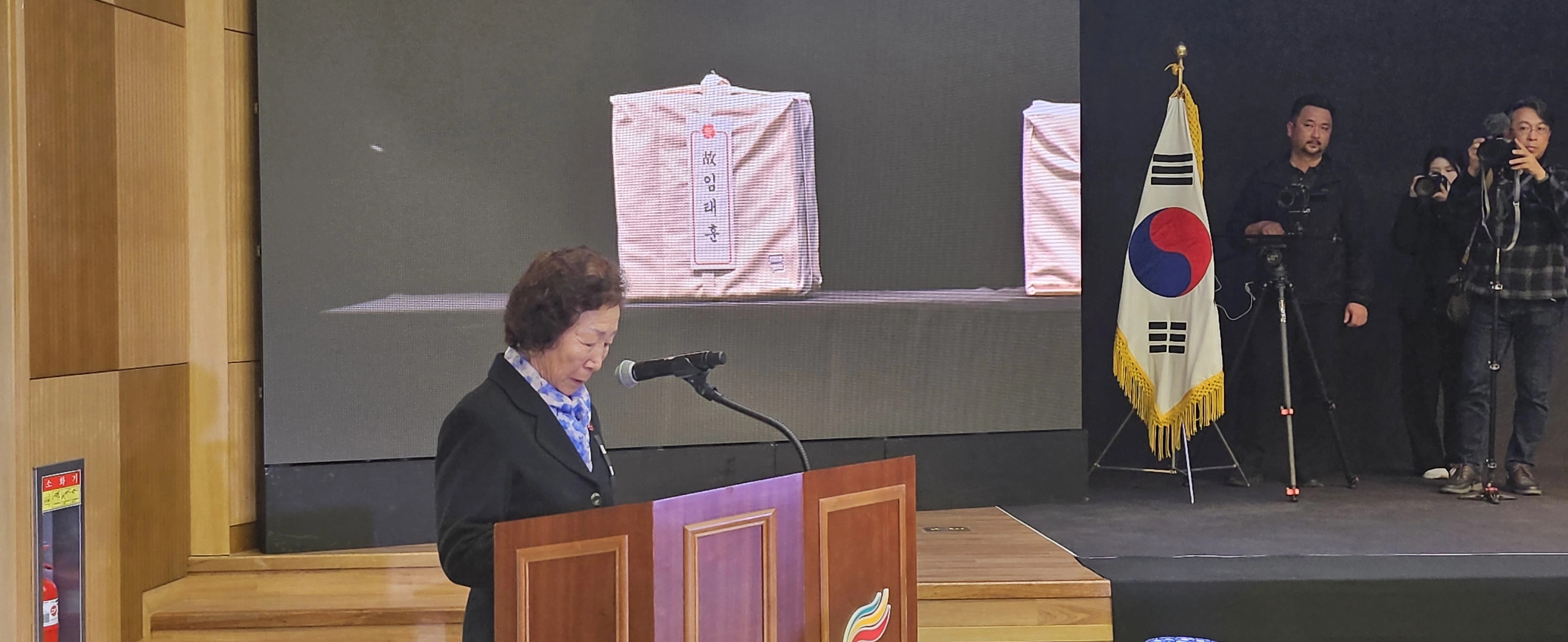 경산 코발트광산에서 희생된 임태훈씨의 딸 임진옥씨가 인사말을 하고 있다. 제주 강동삼 기자