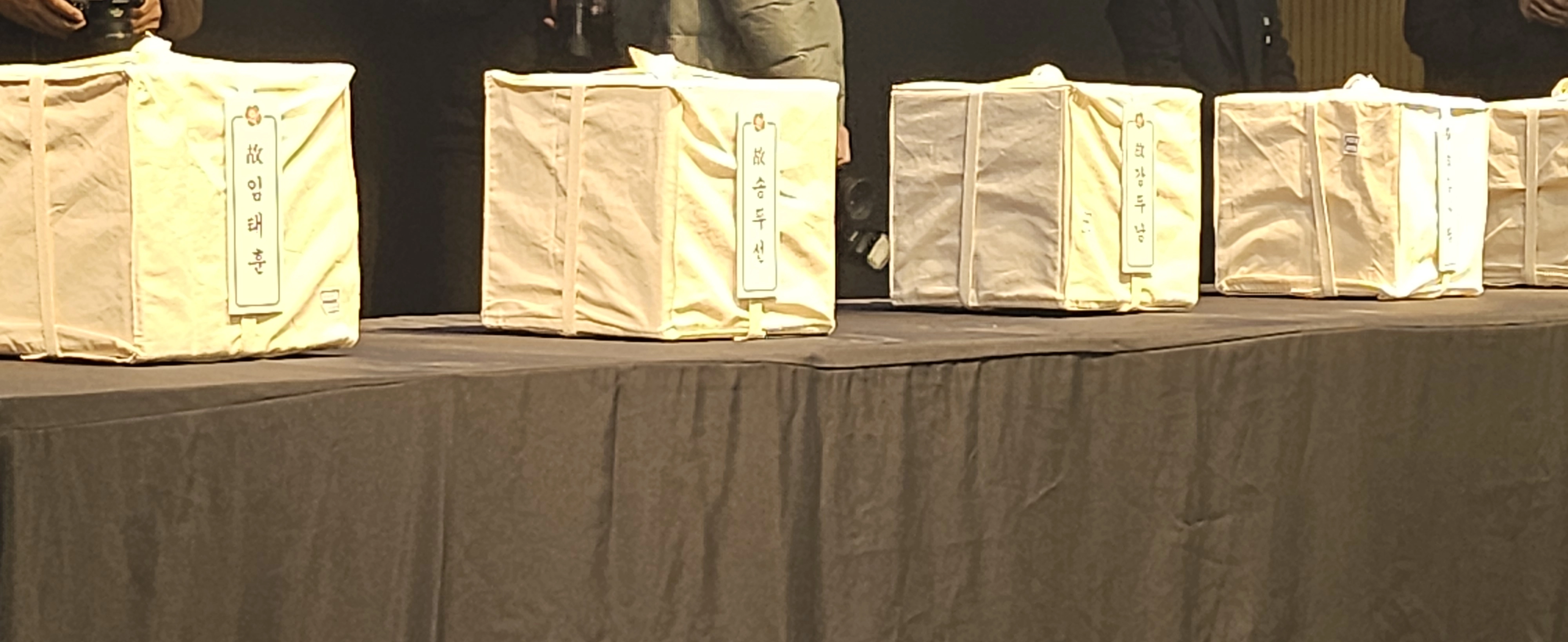 제주도와 제주4·3평화재단이 3일 제주4·3평화공원 평화교육센터에서 연 ‘2025년 4·3 희생자 유해발굴 및 유전자 감식 사업’ 신원확인 결과 보고회에서 70여 년만에 고향으로 돌아온 유해가 이름을 찾았다. 제주 강동삼 기자